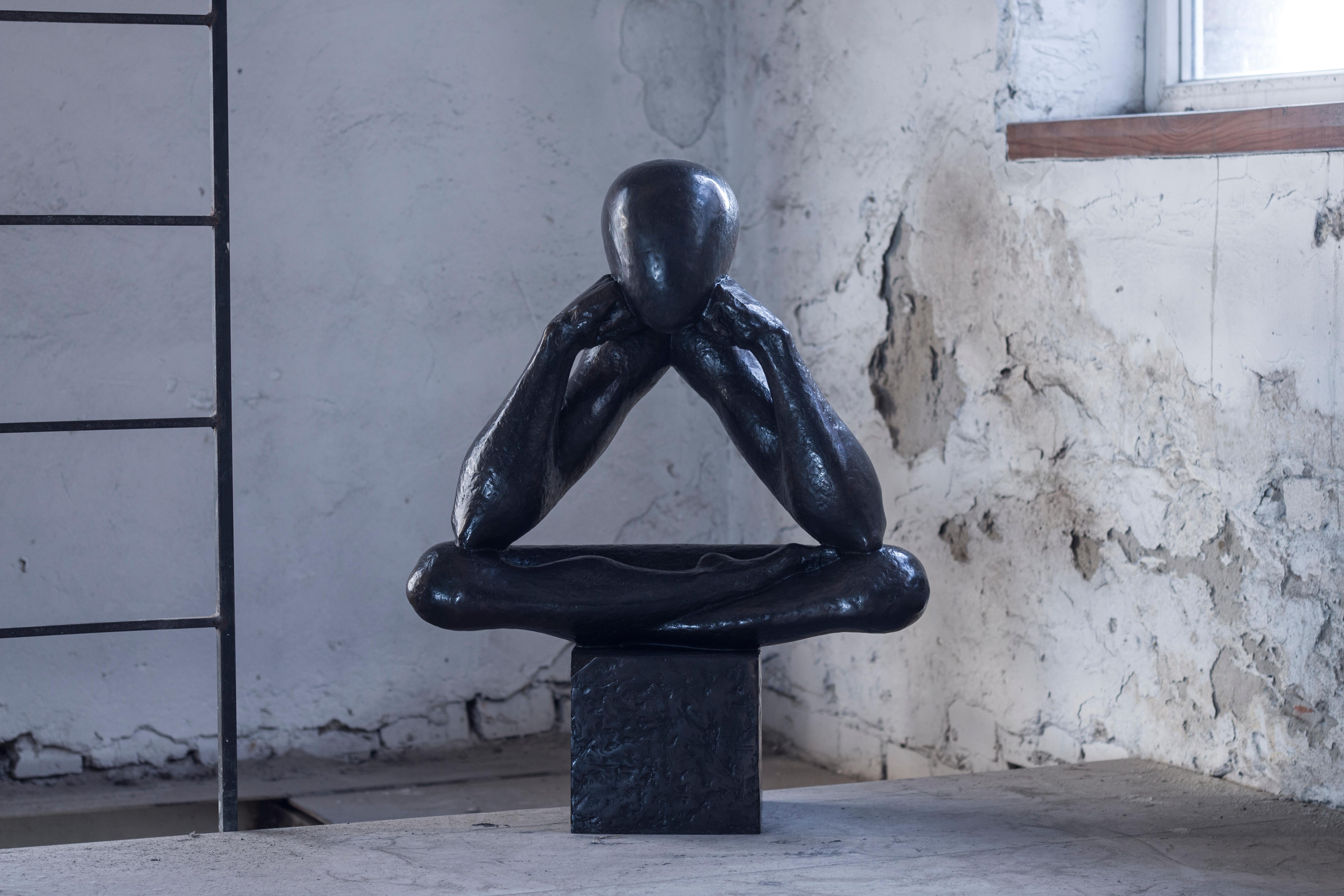 "Der Mann ohne Stab №3" Skulptur 26 x 20 x 9 in Ed. 2/8 von Sergii Shaulis

Limitierte Auflage 2/8
Medium: Aluminium, Patina
Aus der Serie "Der Mann ohne Stab". 
Ungefähres Gewicht 38 lbs. 

Der Künstler verbrachte fast zehn Jahre seines Lebens