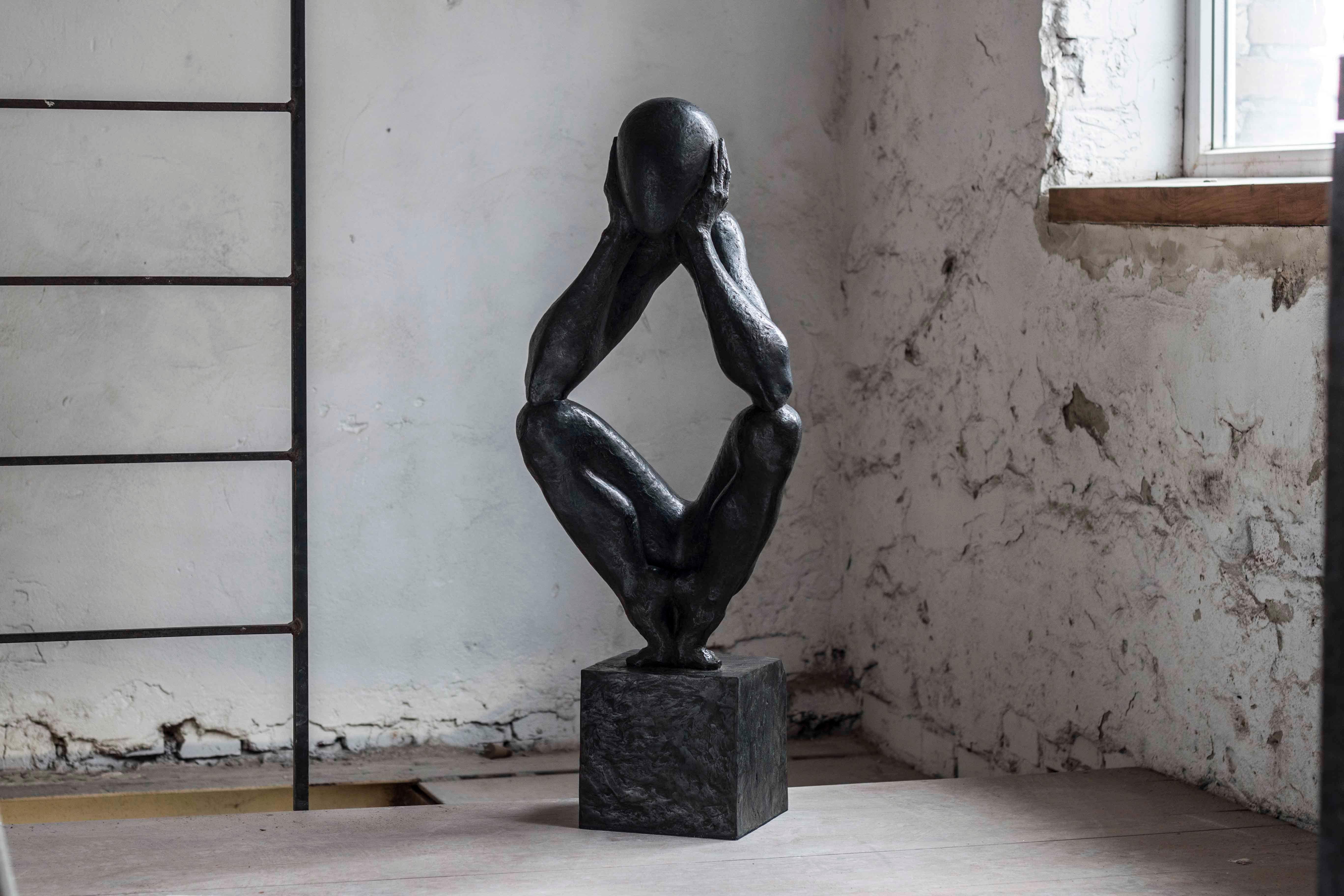 "L
uomo senza bastone n.2" Scultura in alluminio in edizione di 5 di Sergii Shaulis