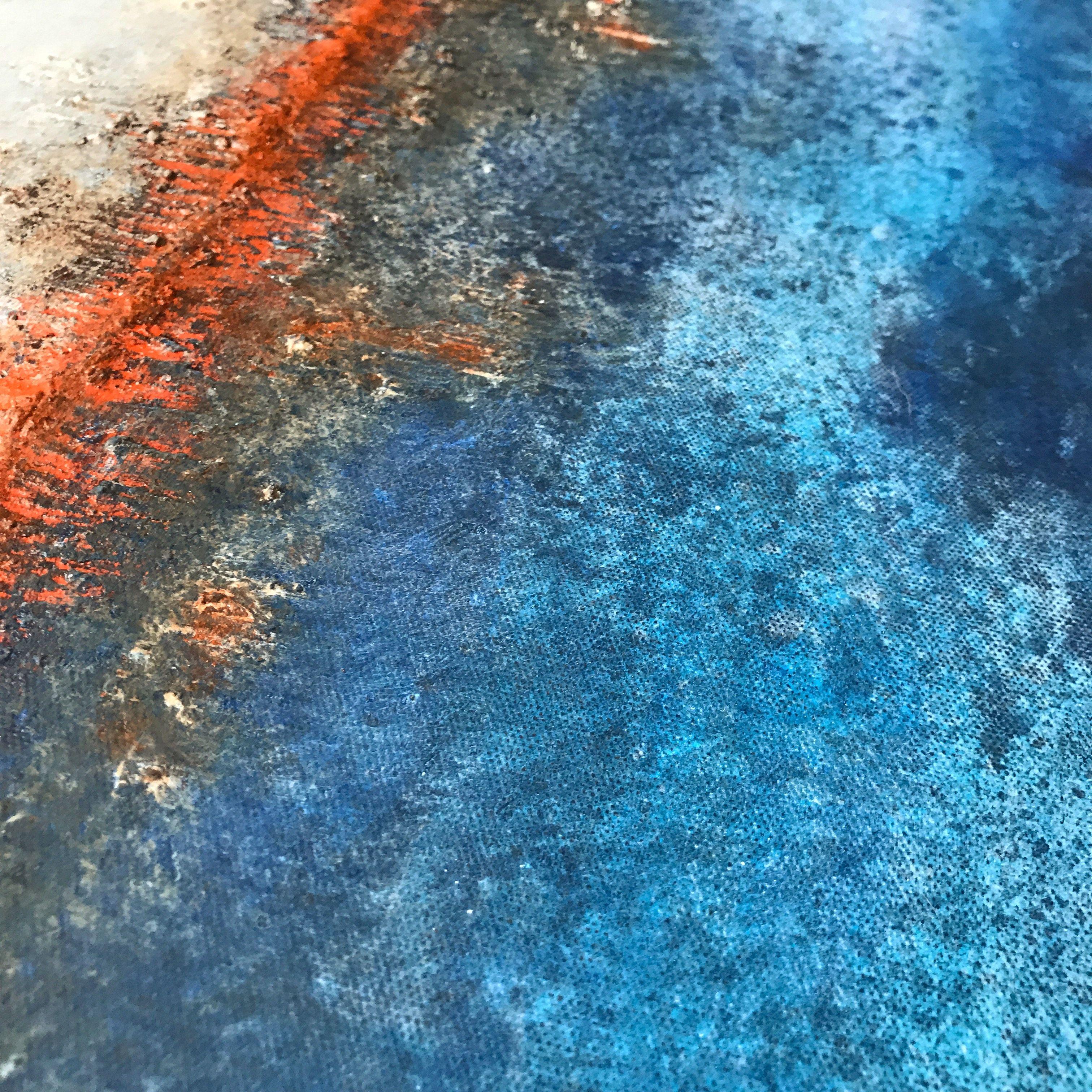 Questo dipinto, a tecnica mista, presenta una texture profonda realizzata con gesso e impasto e pittura acrilica. Ispirato al degrado, alla stellatura e all'ossidazione della ruggine. Arriverà pronto per essere appeso alla parete. L'opera è