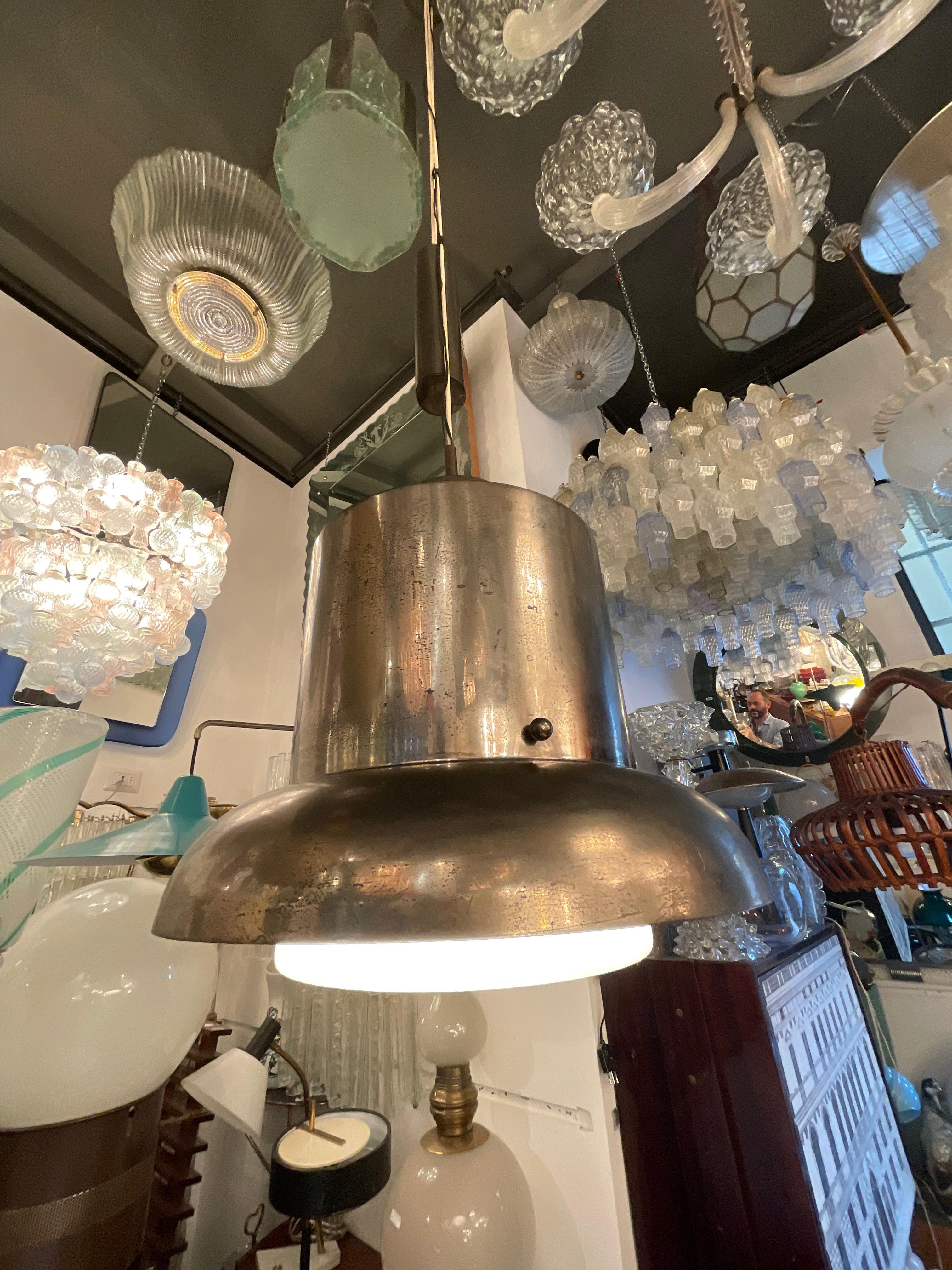 SERGIO ASTI - ARTEMIDE - un lampadario originale anni 60 , in perfetto stato e funzionante.
Possiede un peso per fare alzare o scendere il lampadario alla altezza desiderata .
La misura della altezza di 180 cm si può regolare anche essa alla altezza