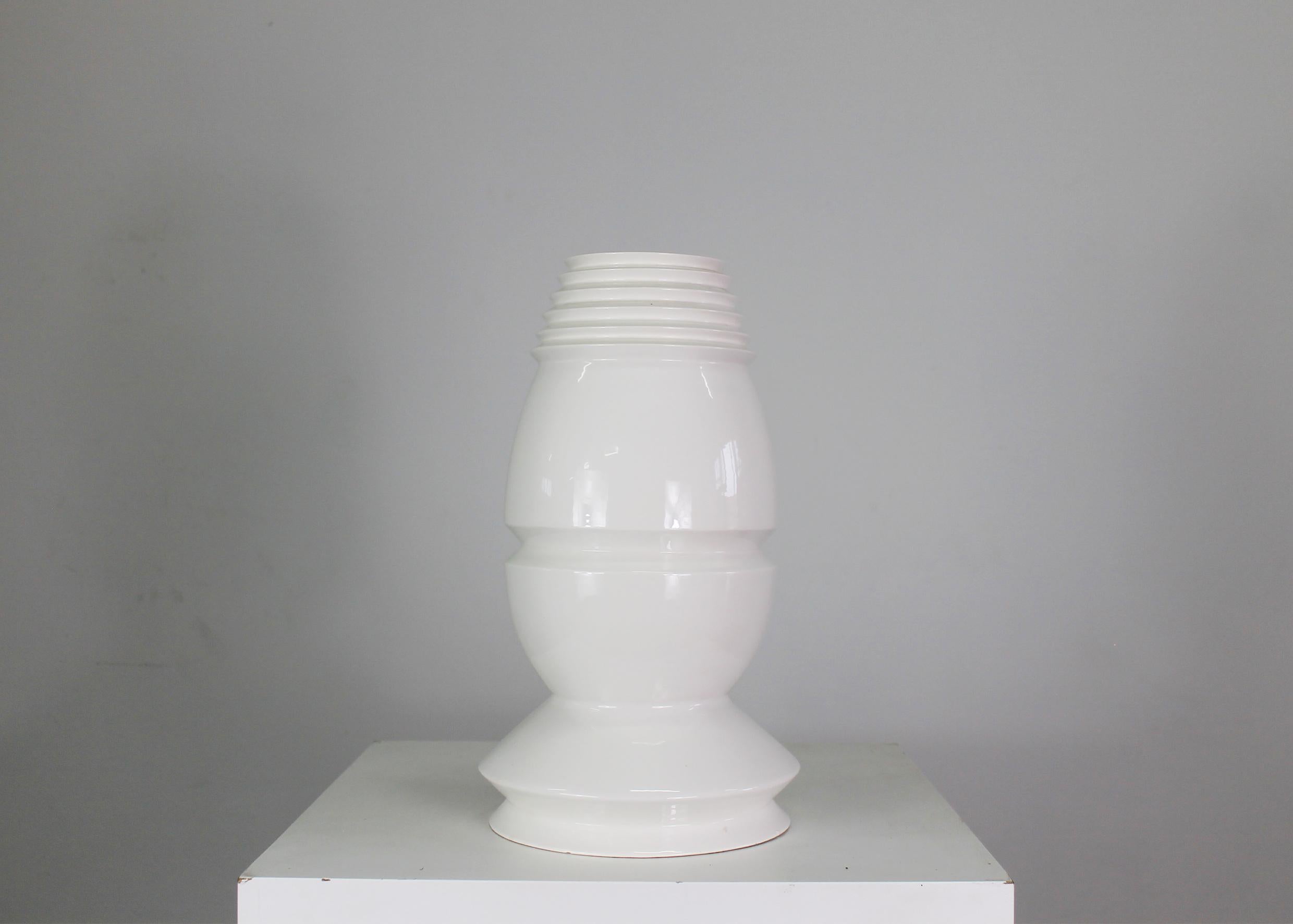 Jarrón de cerámica esmaltada blanca, diseñado por Sergio Asti y fechable en la década de 1980.

El jarrón es una prueba de autor, como se indica bajo la base. 

La producción de cerámica y vidrio de Sergio Asti refleja su forma metódica y precisa de