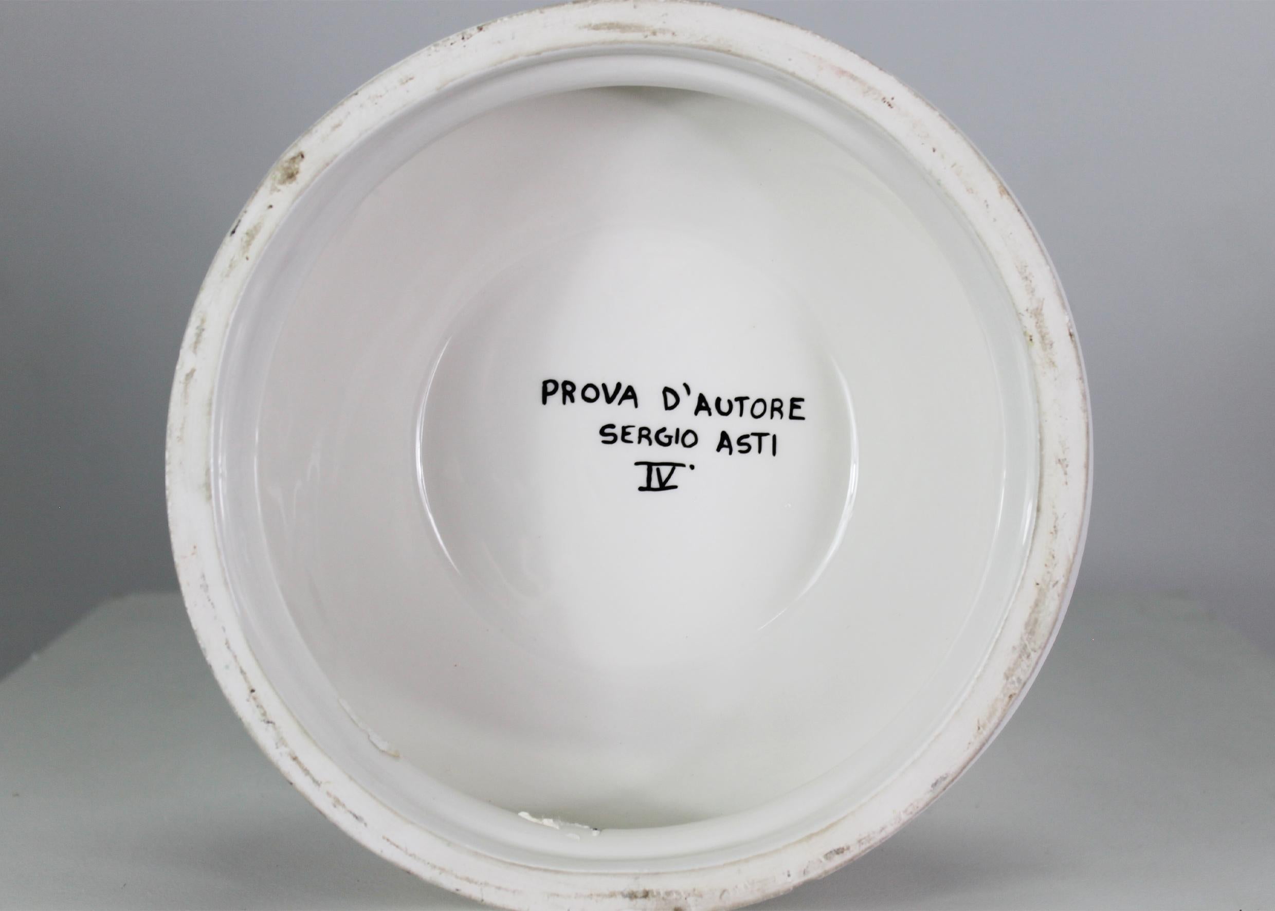 Sergio Asti Jarrón BBK de cerámica esmaltada blanca Fechado en los años 80 Prueba de autor Cerámico en venta