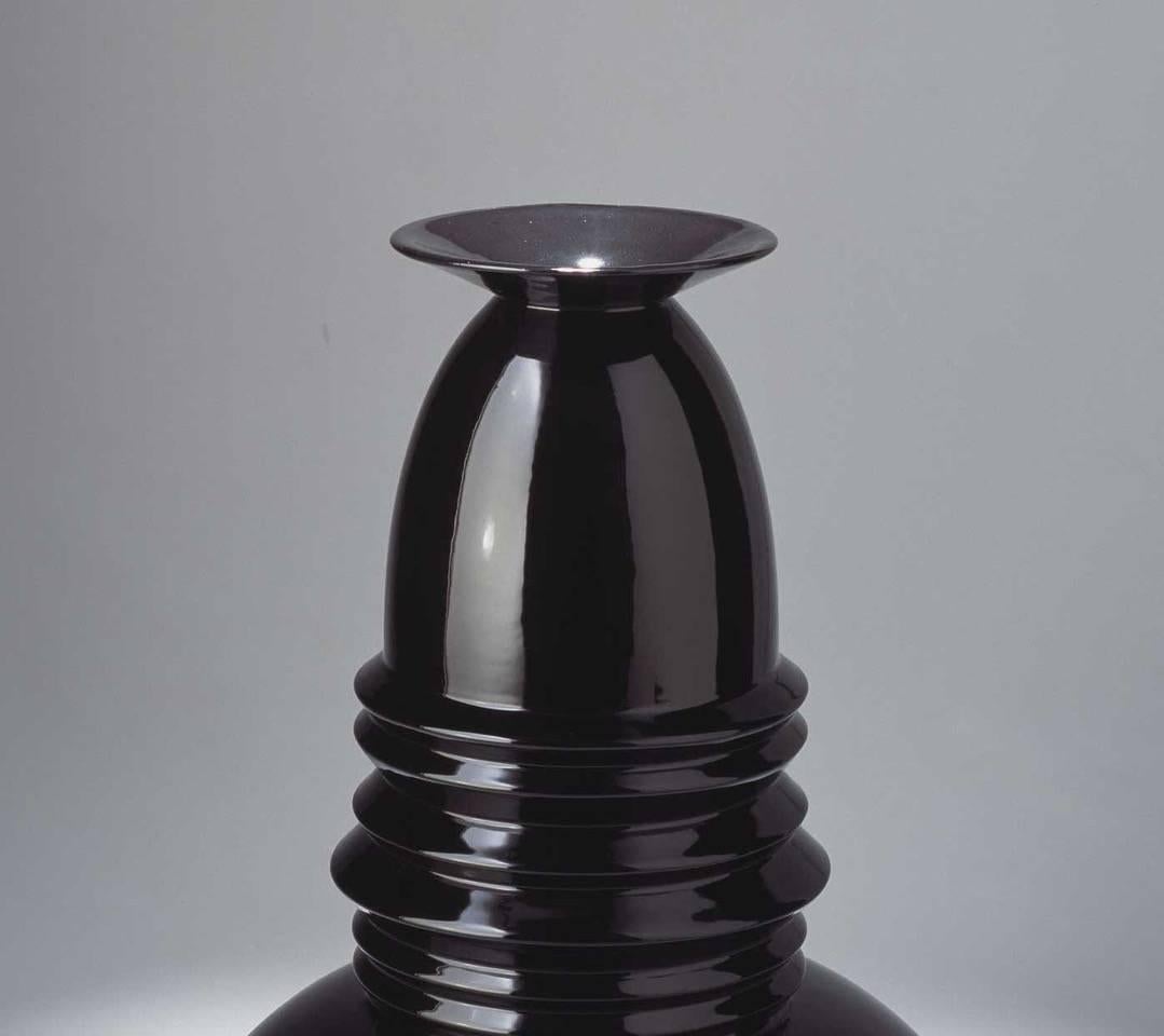 Vase en céramique modèle Katmandu de la Collection S/One 1980 conçu par Sergio Asti et produit par Superego Editions. Édition limitée à 50 exemplaires. Signés et numérotés.

Biographie
Sergio Asti (Milan, 25 mai 1926 - Milan, 27 juillet 2021) s'est