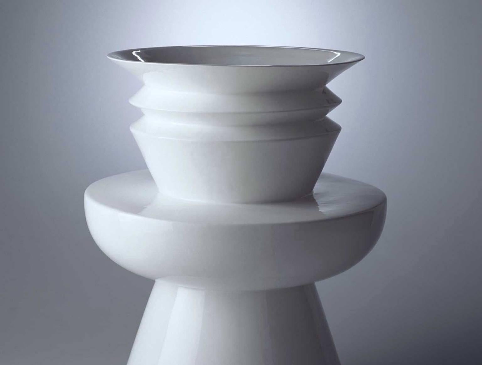 Vase en céramique modèle Kyoto de la Collection S/One 1980 conçu par Sergio Asti et produit par Superego Editions. Édition limitée à 50 exemplaires. Signés et numérotés.

Biographie
Sergio Asti (Milan, 25 mai 1926 - Milan, 27 juillet 2021) s'est
