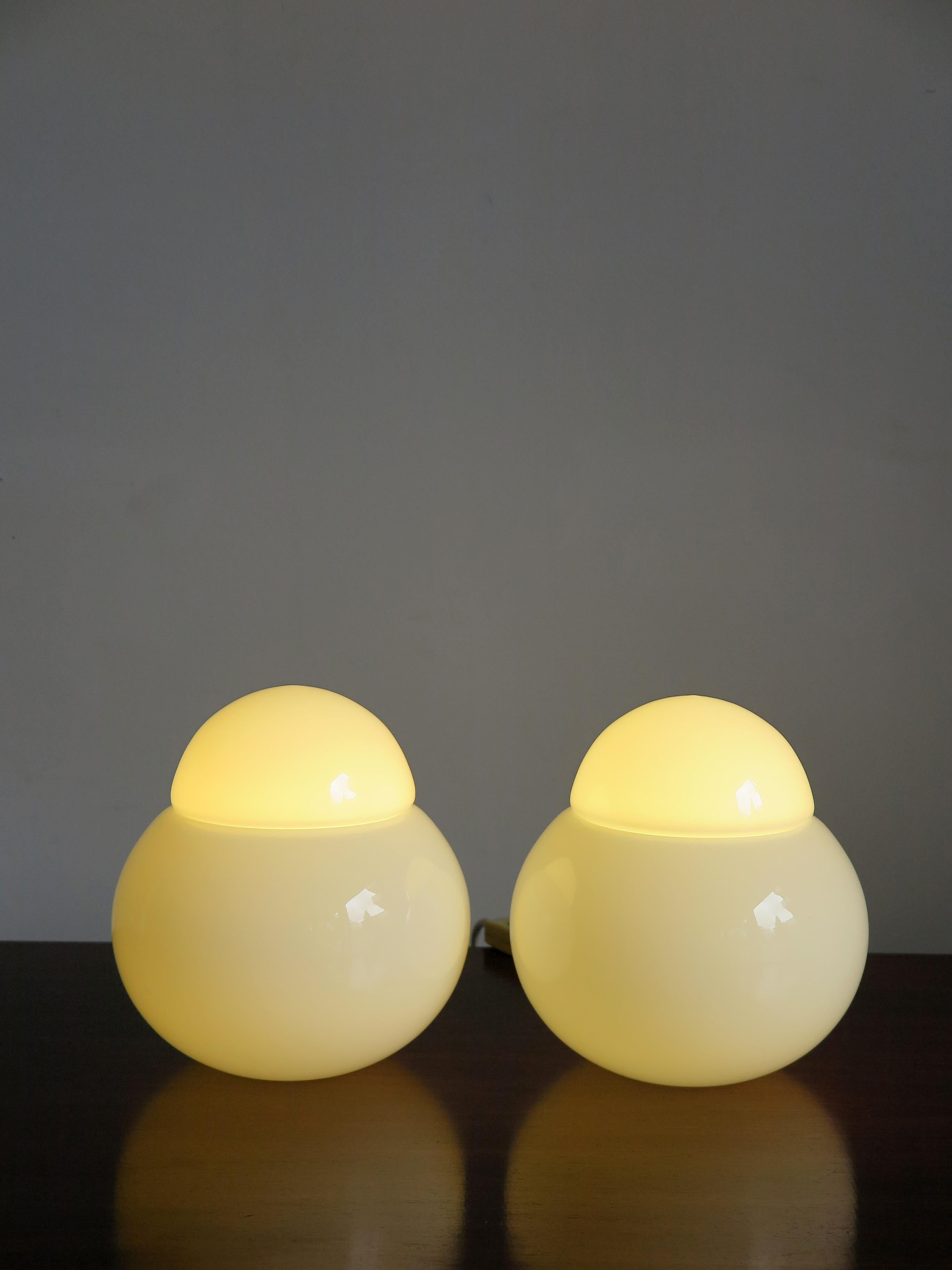 Set of two Italian Mid-Century Modern design lamps for side table model Daruma with two-component each in blown glass designed by Sergio Asti and produced by Candle from 1966.
Exhibited at the New Domestic Landscape