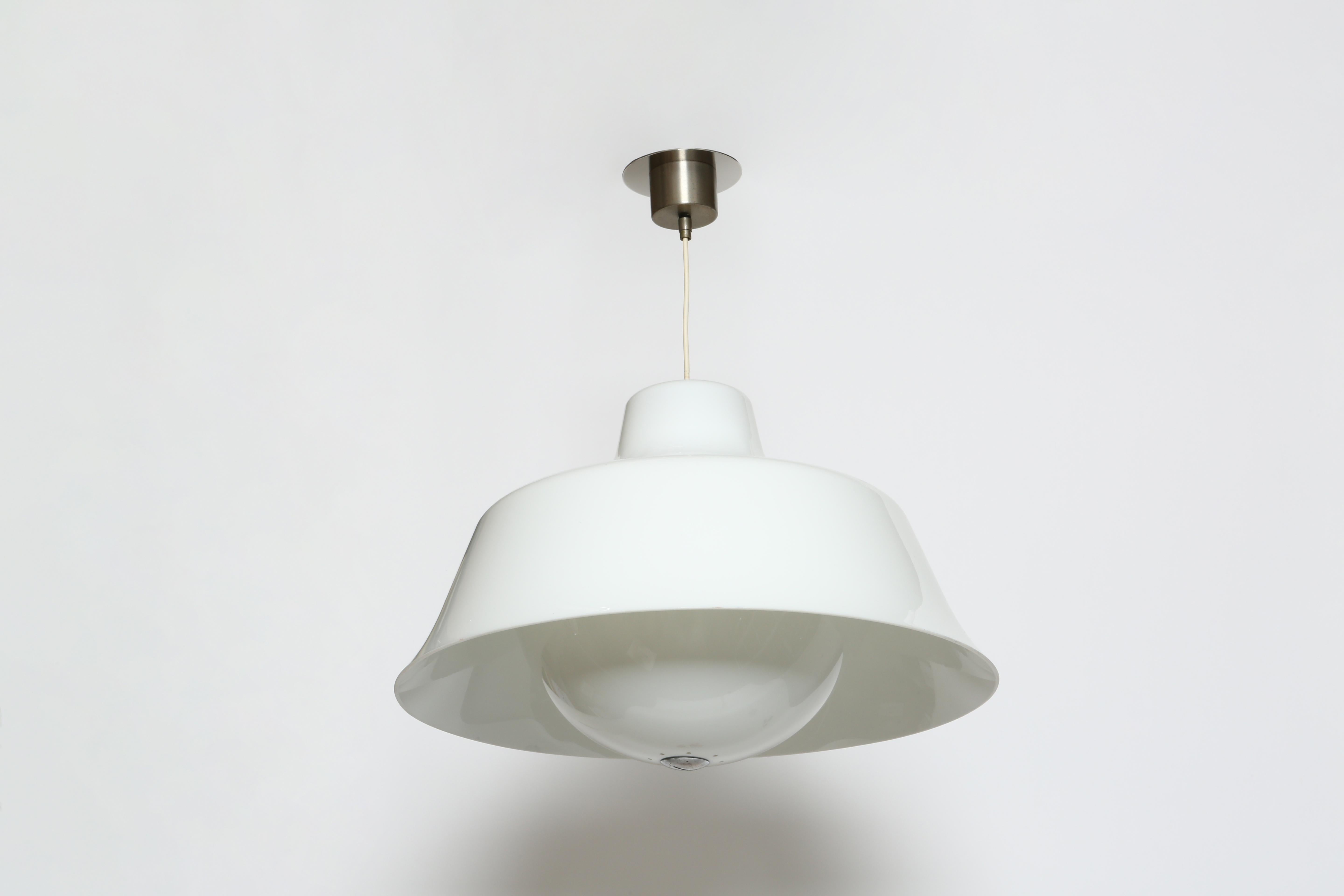 Suspension Sergio Asti pour Kartell.
Conçu et fabriqué en Italie dans les années 1960.
Abat-jour en acrylique, quincaillerie nickelée.
Prend 1 ampoule moyenne.
Recâblage américain gratuit sur demande.
La chute globale peut être plus ou moins