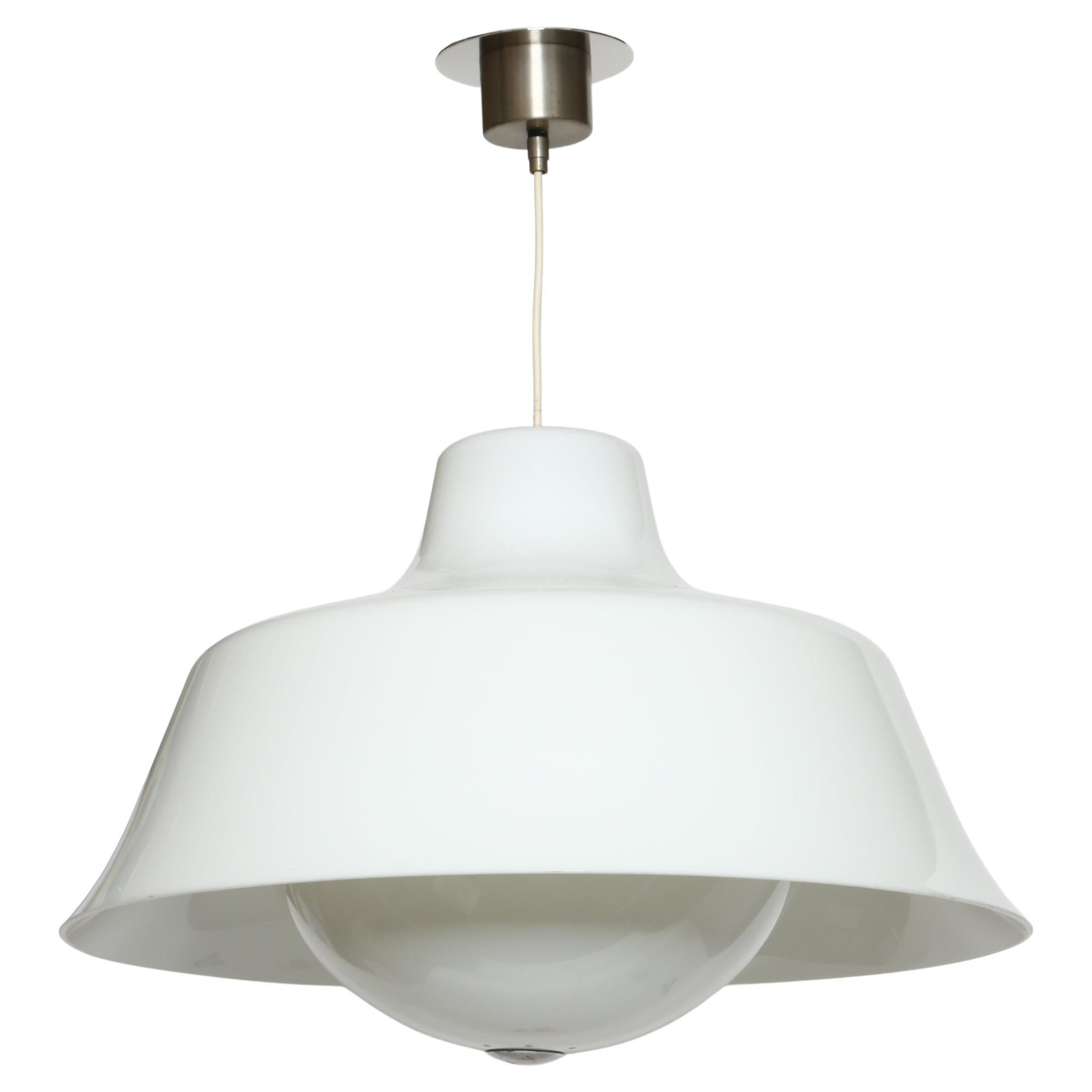 Suspension Sergio Asti pour Kartell.
Conçu et fabriqué en Italie dans les années 1960.
Abat-jour en acrylique, quincaillerie nickelée.
Prend 1 ampoule moyenne.
Recâblage américain gratuit sur demande.
La chute globale peut être plus ou moins