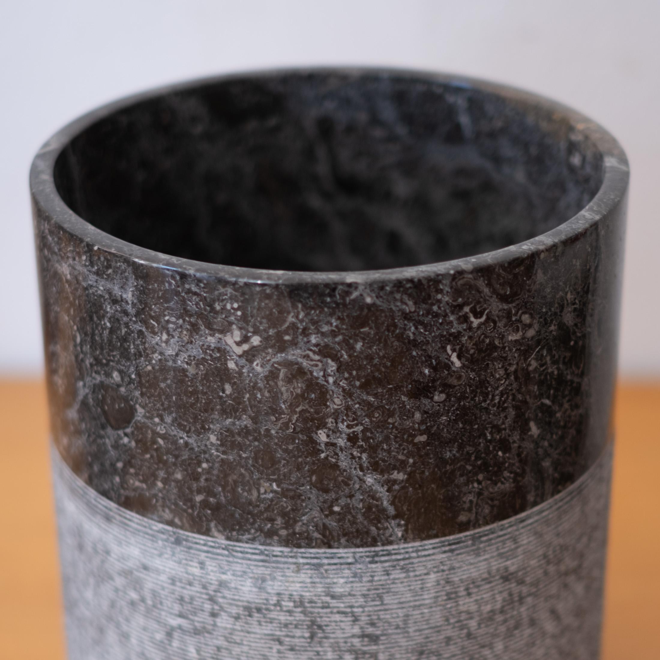 Sergio Asti für Up & Up Italienischer Abfallkorb oder Vase aus schwarzem Marmor (Moderne der Mitte des Jahrhunderts) im Angebot