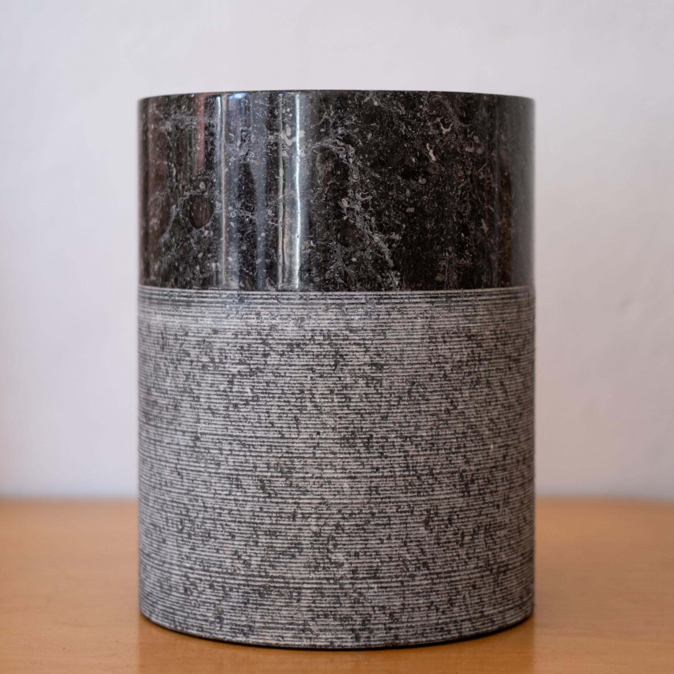 Sergio Asti für Up & Up Italienischer Abfallkorb oder Vase aus schwarzem Marmor (Terrazzo) im Angebot