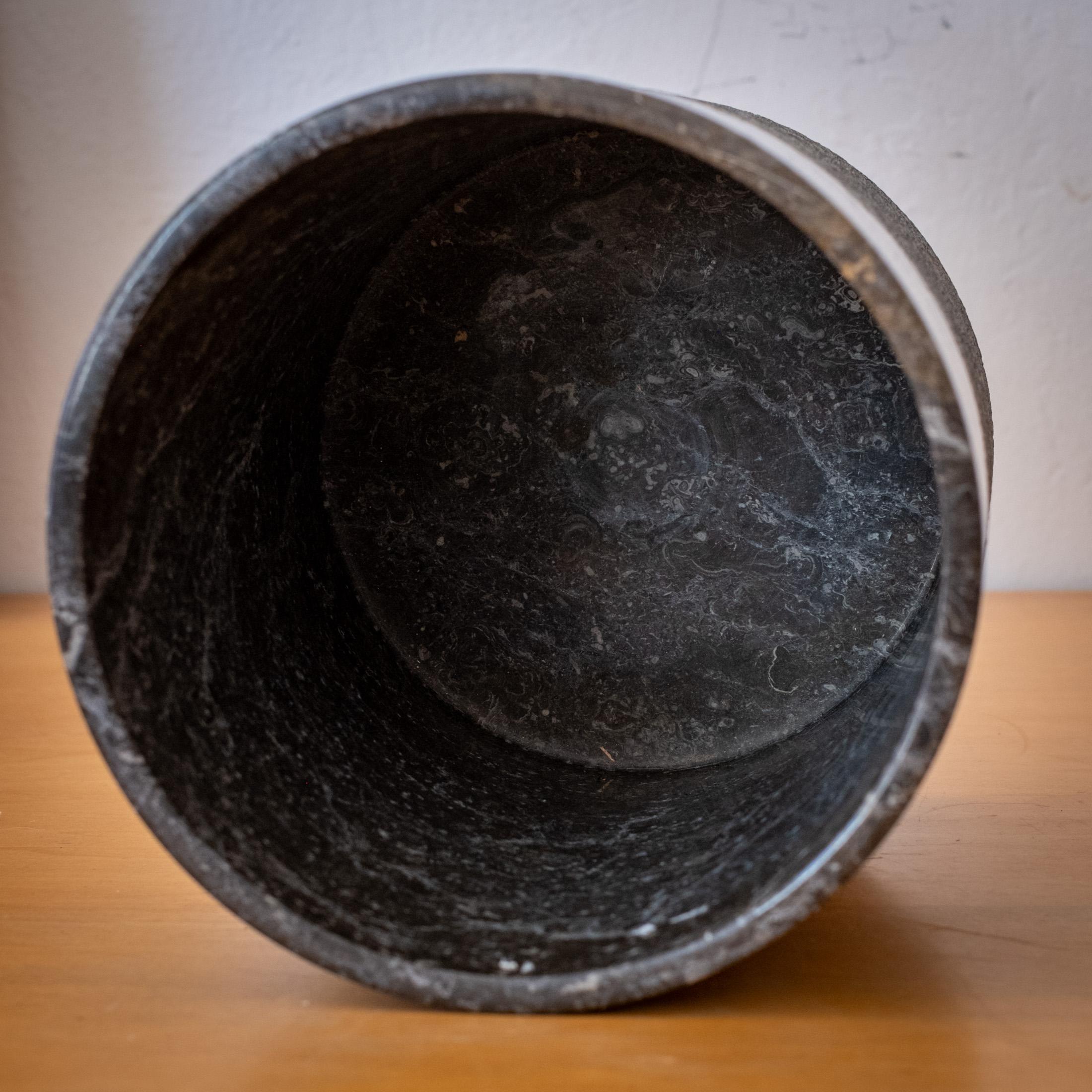 Sergio Asti für Up & Up Italienischer Abfallkorb oder Vase aus schwarzem Marmor im Angebot 2