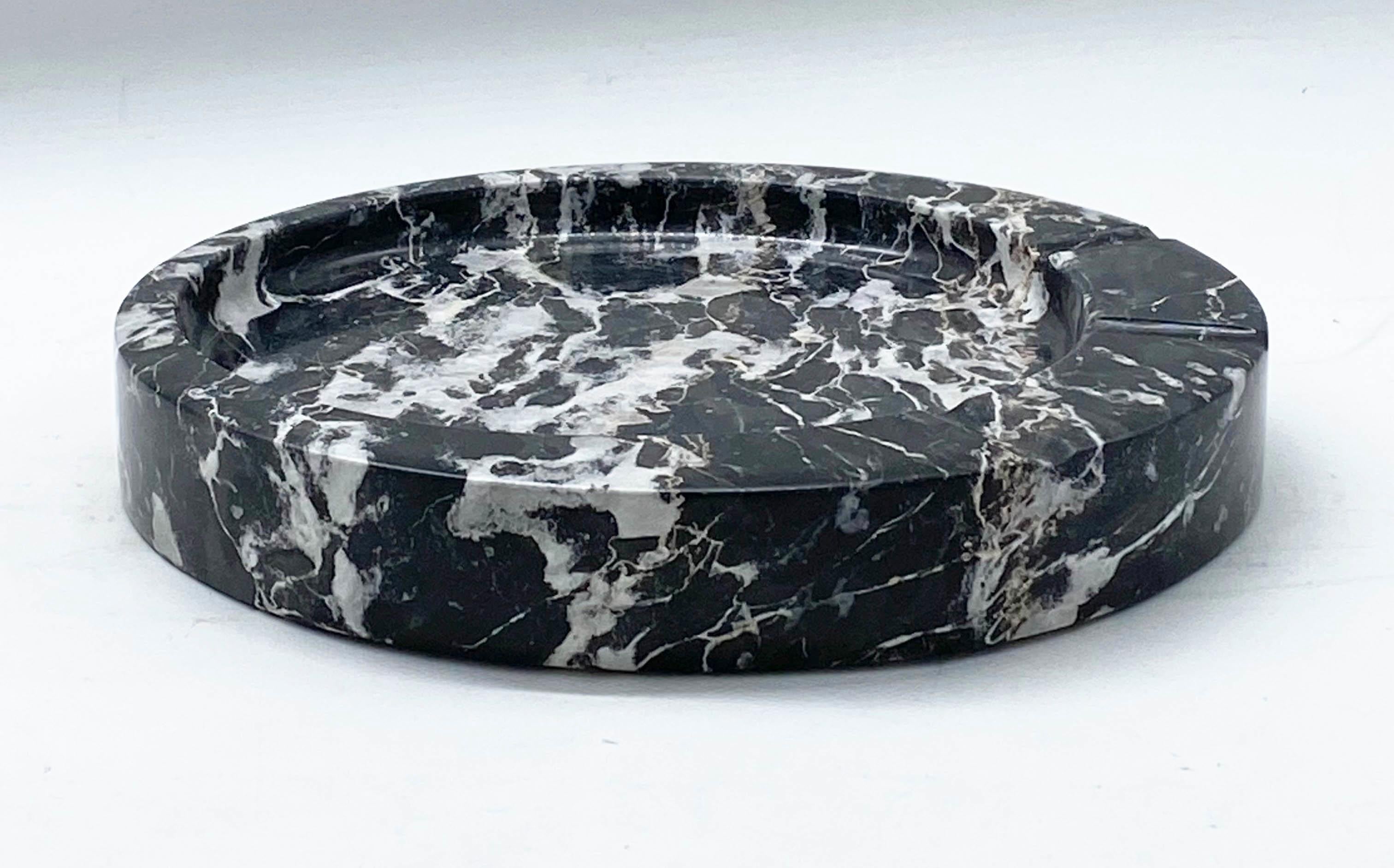 Beautiful roundbowl or ashtray in black marble and white veins designed by Sergio Asti for Up&Up.