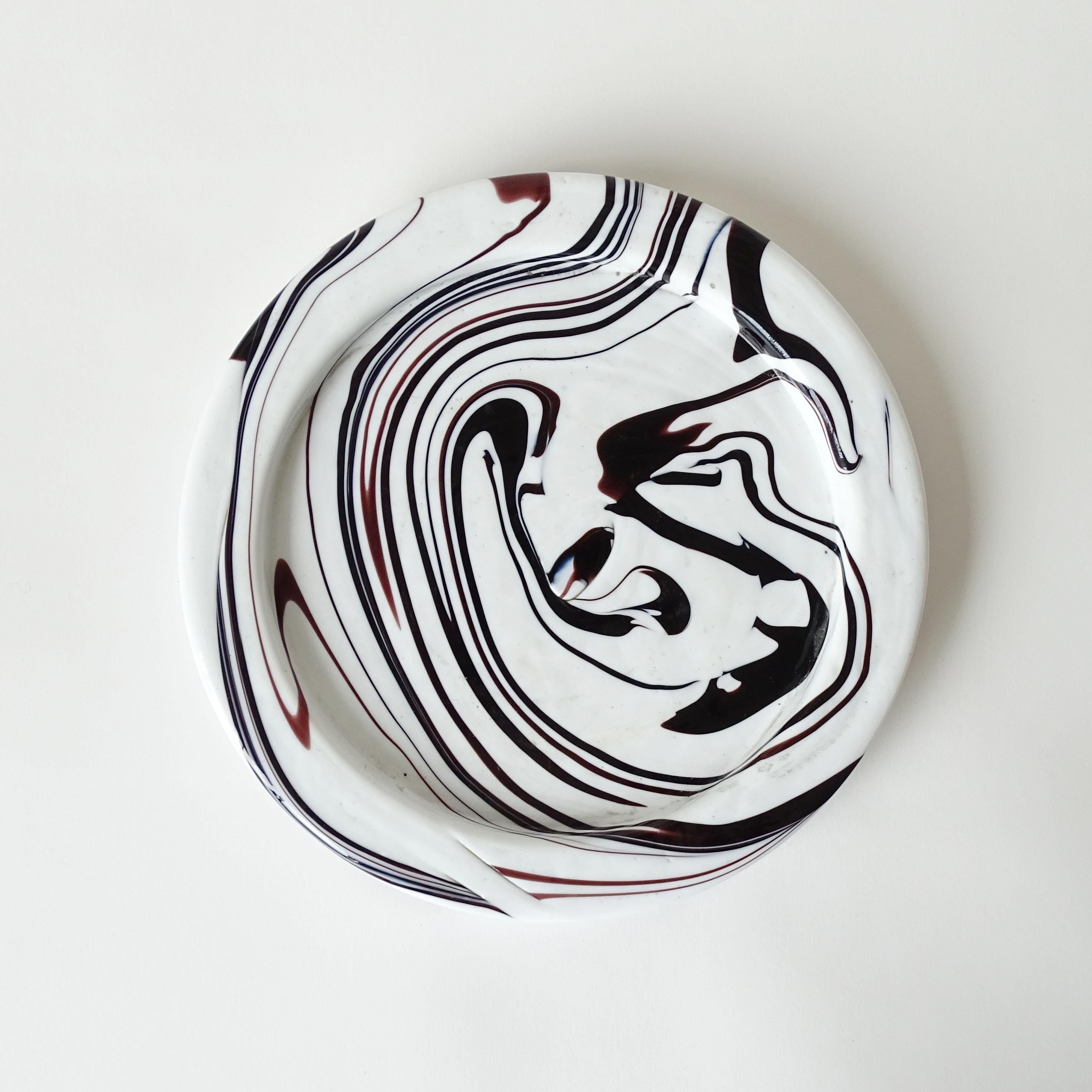 Sergio Asti for Venini Glass Large Ashtray.
From the renowned DE'MODE'S series 
Designed on the occasion of the remodeling of the Bar Excelsior at the Excelsior Hotel Lido of Venice.
Signed Venini Italia.
Italy 1967.