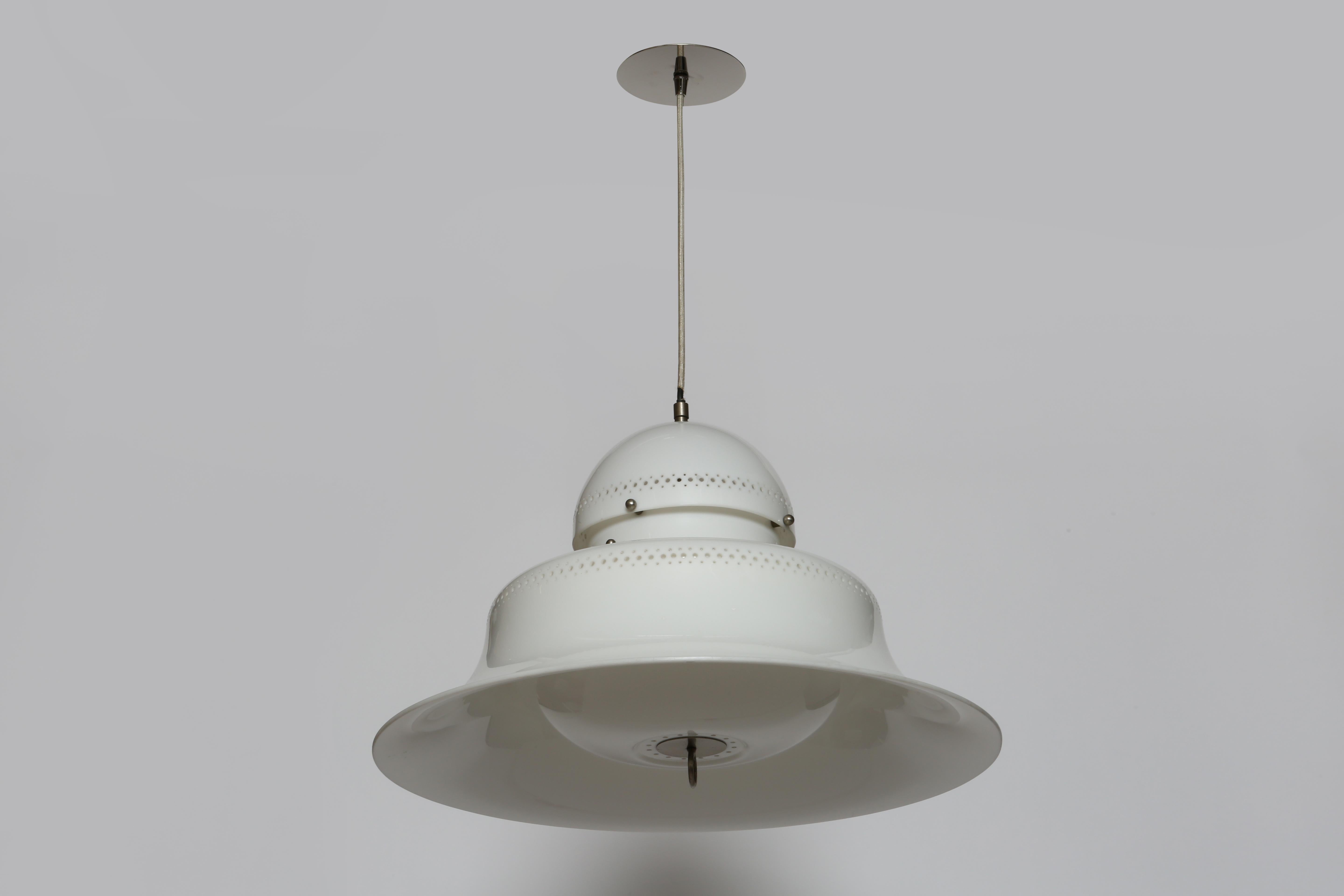 Model KD14 ceiling suspension by Sergio Asti for Kartell.
Designed and made in Italy in 1960s.
Acrylic shade with perforation for light diffusion.
Nickel plated hardware.
Takes 3 candelabra bulbs.
Complimentary US rewiring upon request.
Overall drop