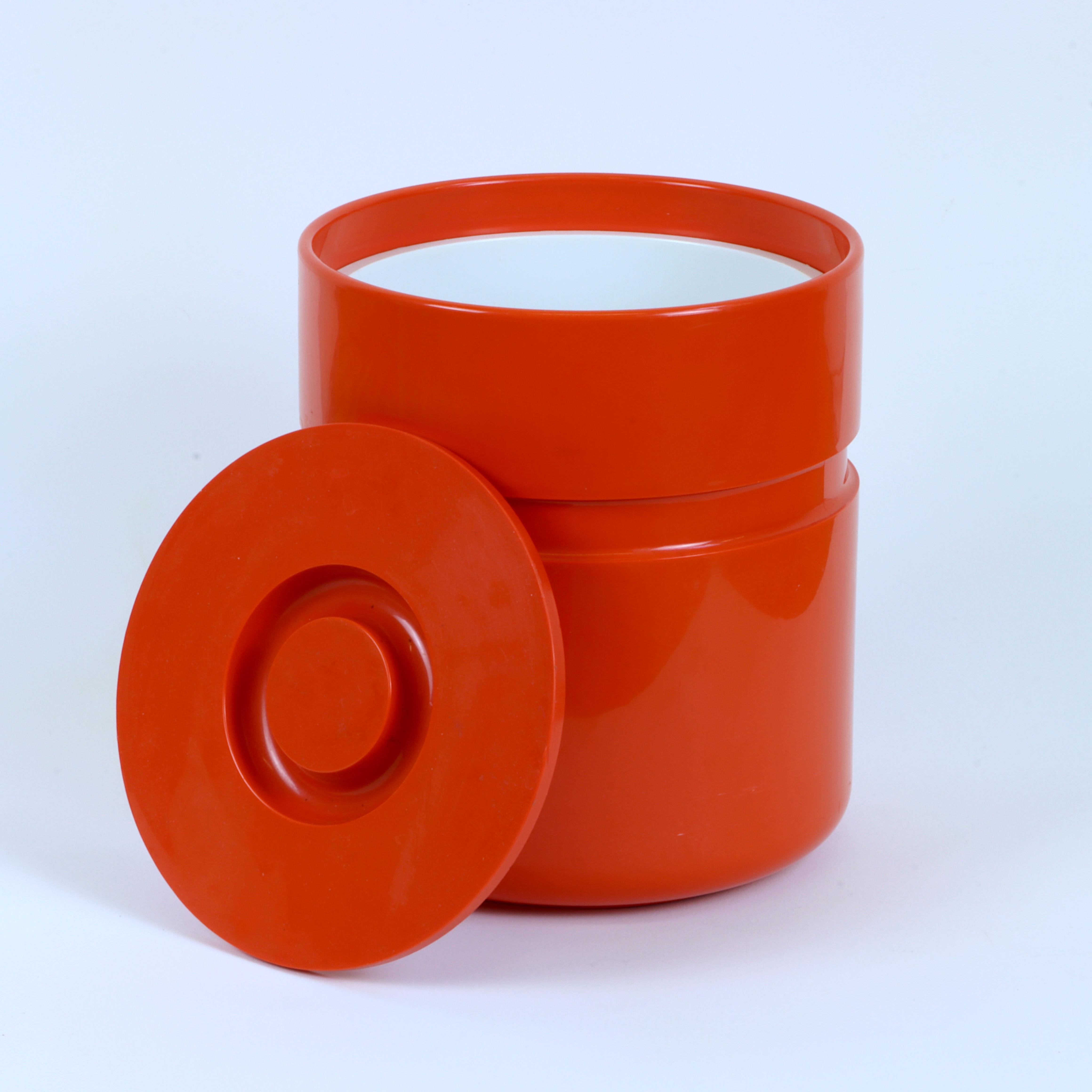 7” Diameter x 7.75” H

Add a classic Italian touch to your home with this vintage 1970s ice bucket (or container) by Sergio Asti for Heller. Could be a kitchen utility or an aesthetic object. In great vintage condition. 