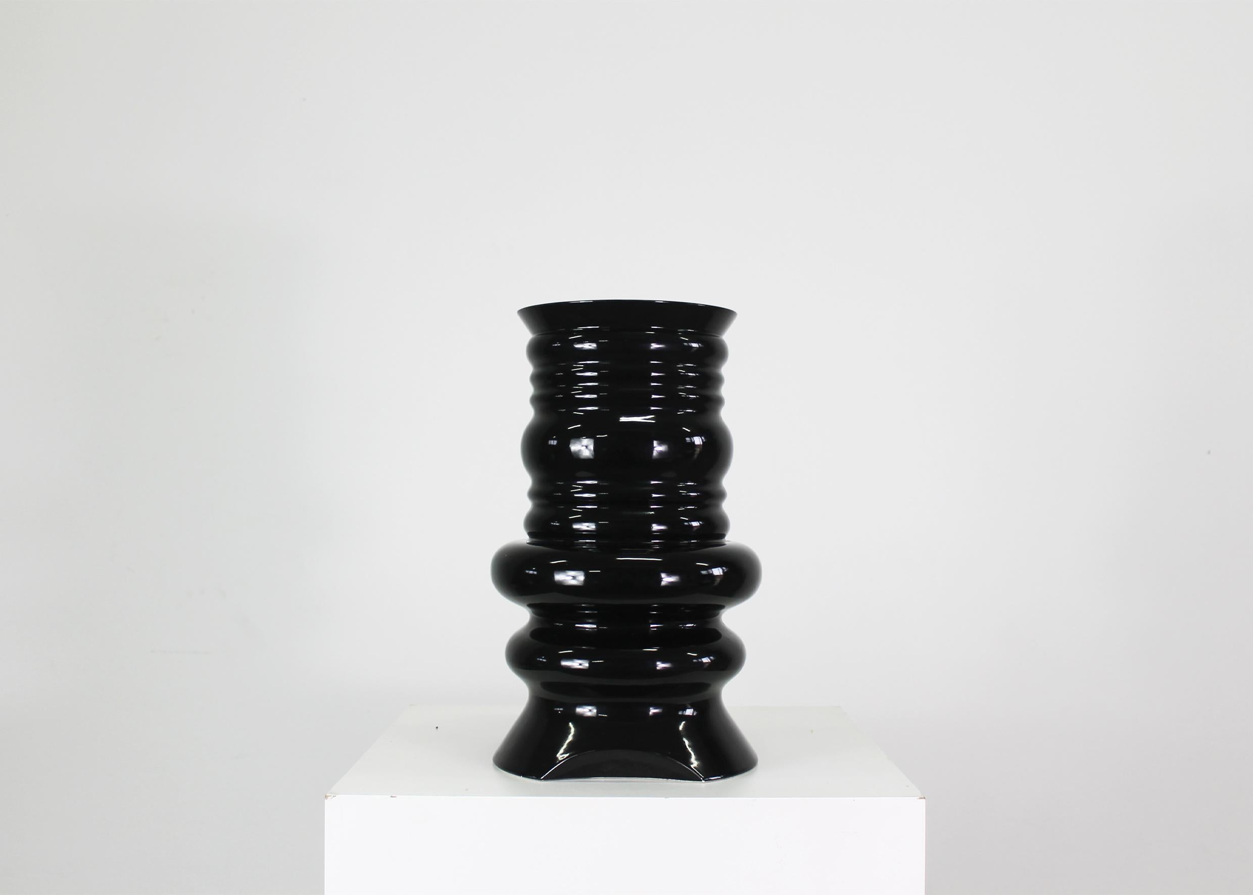 Vaso Jaipur in ceramica smaltata nera, disegnato da Sergio Asti e databile negli anni Ottanta.

Il vaso è una prova d'autore, come indicato sotto la base. 

La produzione di ceramiche e vetri di Sergio Asti riflette il suo modo di pensare metodico e
