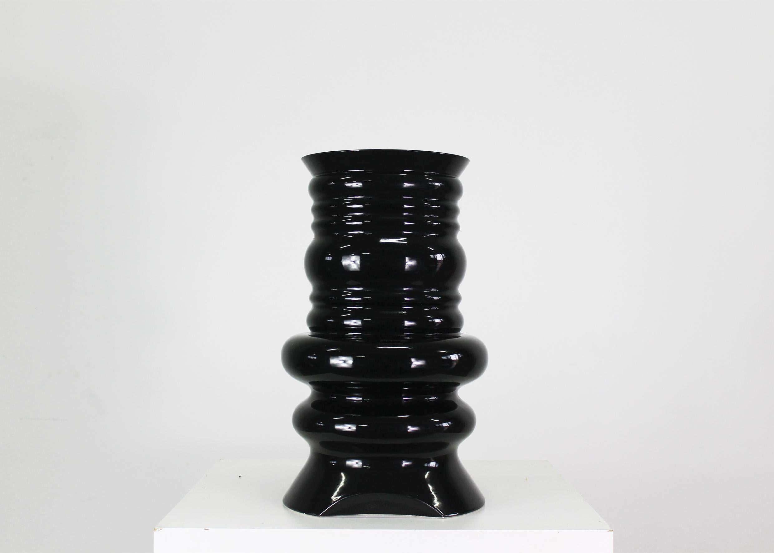 Postmoderno Sergio Asti Vaso Jaipur in ceramica smaltata nera datato anni '80 Prova d'autore in vendita