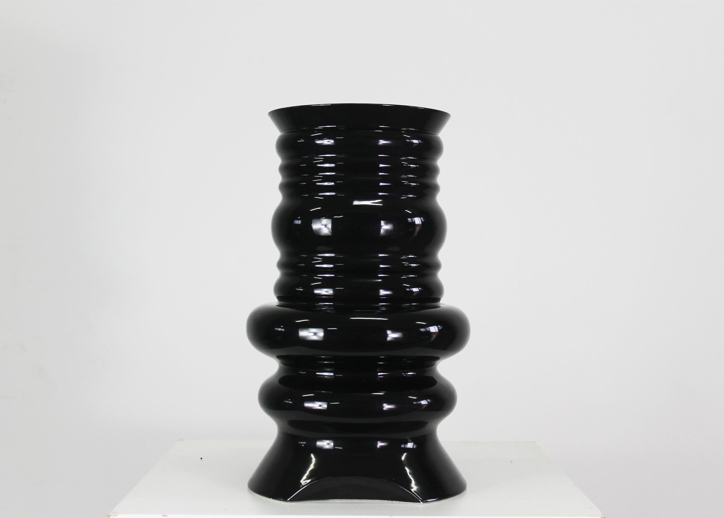 Italiano Sergio Asti Vaso Jaipur in ceramica smaltata nera datato anni '80 Prova d'autore in vendita