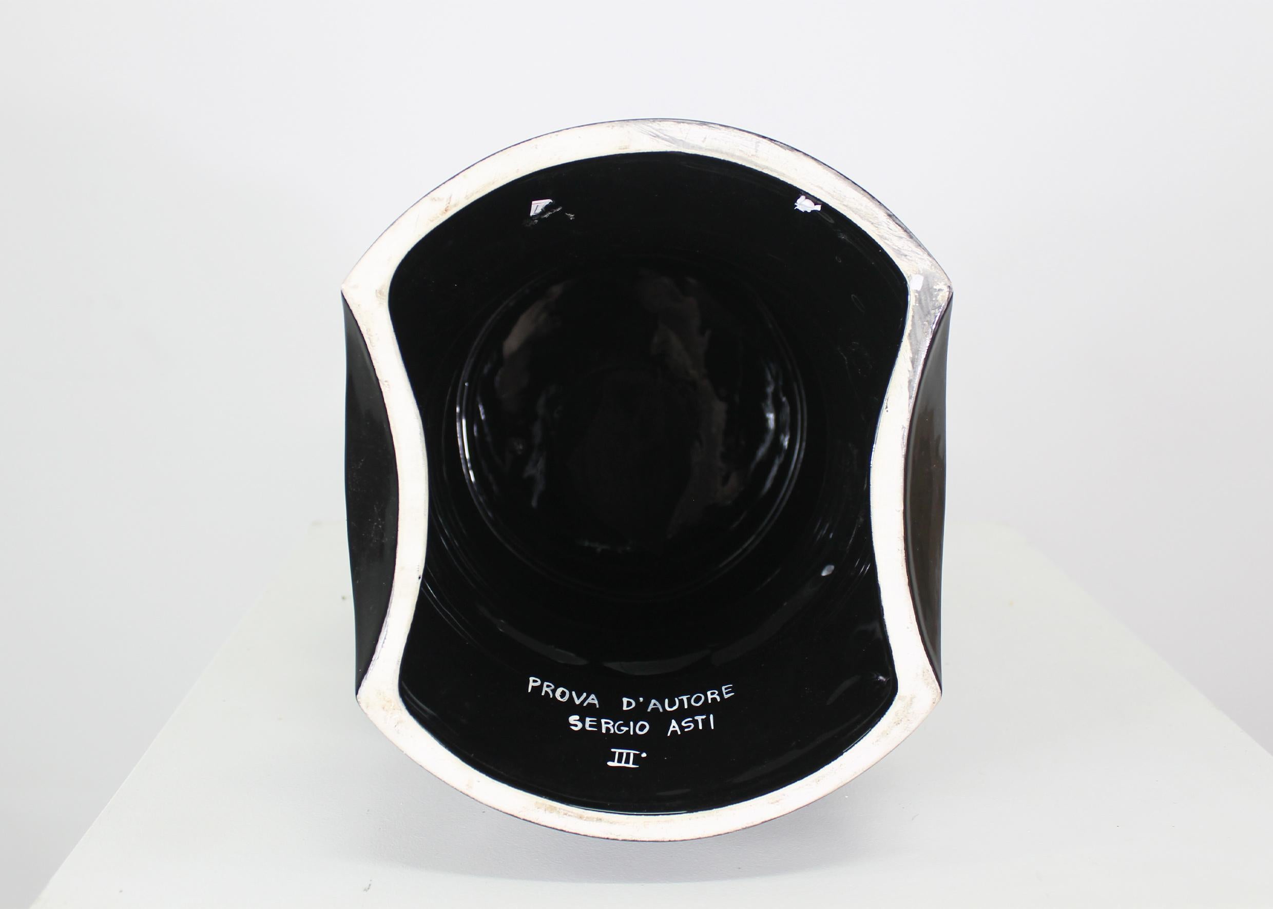 Fine XX secolo Sergio Asti Vaso Jaipur in ceramica smaltata nera datato anni '80 Prova d'autore in vendita