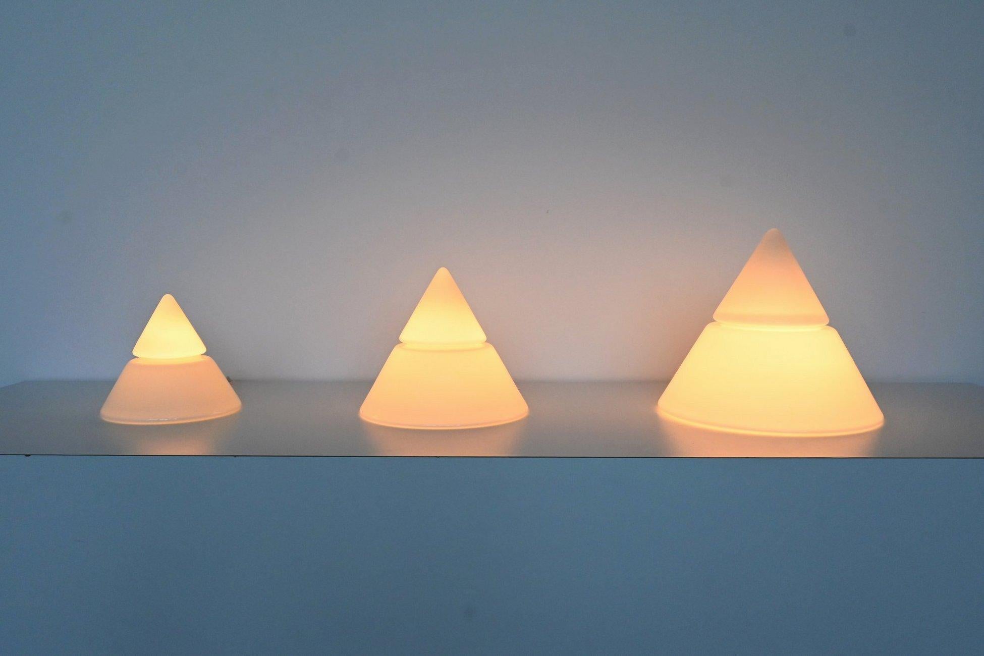 Beautiful set of three “Kilimanjaro” table lamps model D-2136 designed by Sergio Asti for RAAK Amsterdam, The Netherlands 1978. The name comes from a mountain area in Tanzania. This set consists of all three sizes which are available from this