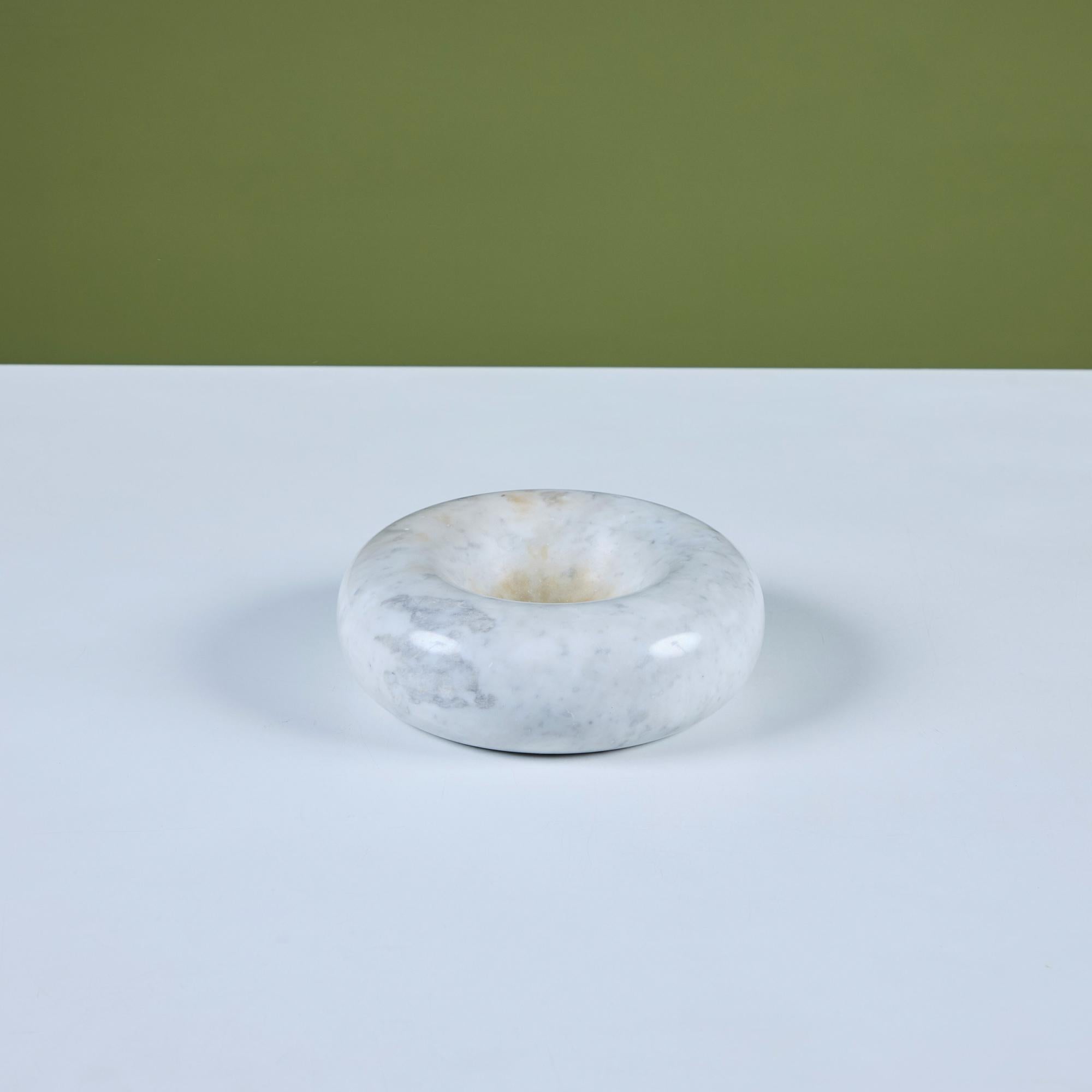 Ciotola artistica in marmo italiano di Sergio Asti per Up & Up. Italia c, anni '70. Marmo bianco di Massa Carrara lucidato con venature grigie. 
Con il marchio 