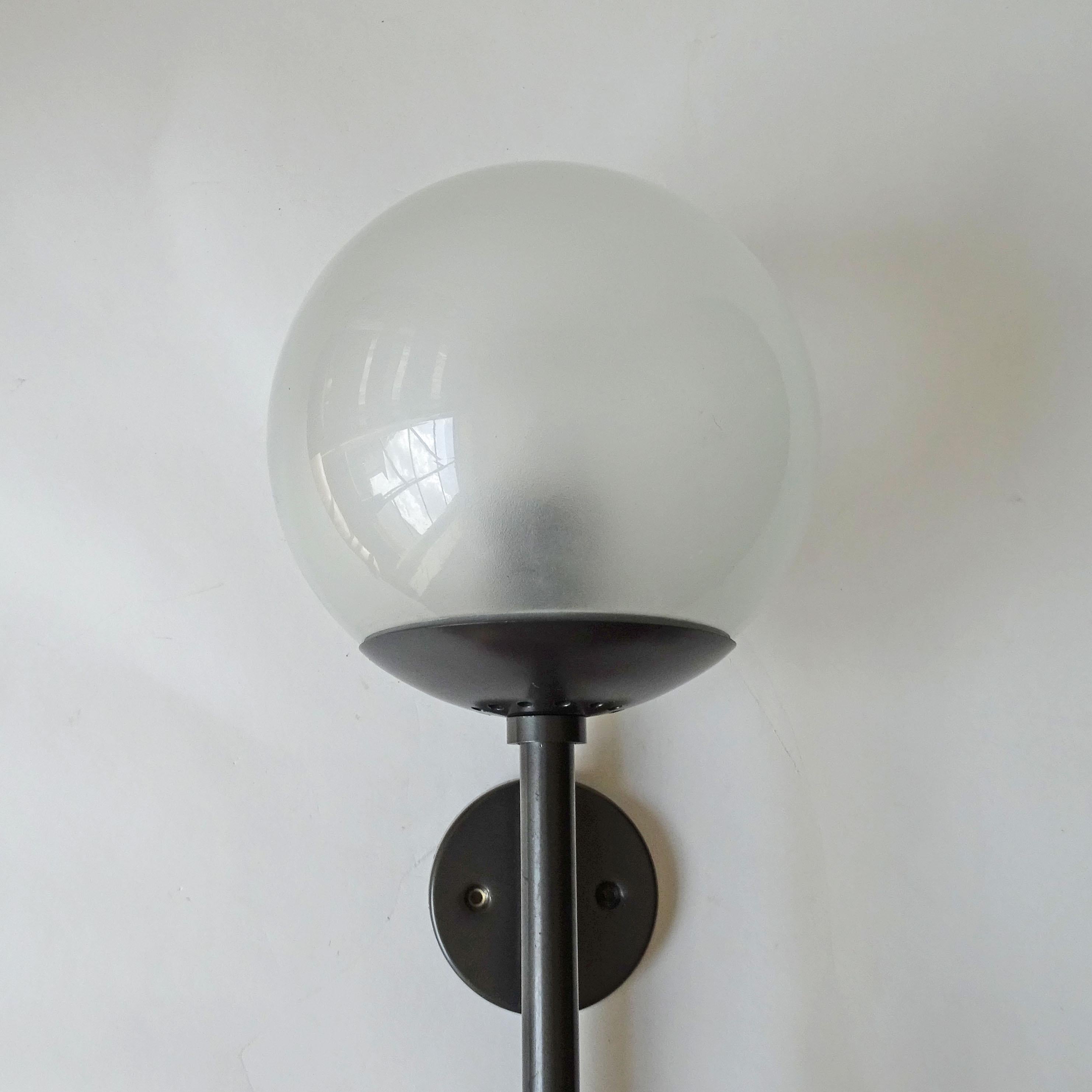 Sergio Asti, paire de lampes murales minimalistes pour Arteluce, Italie, 1966
Numéro de modèle 258
Labels originaux d'Arteluce
