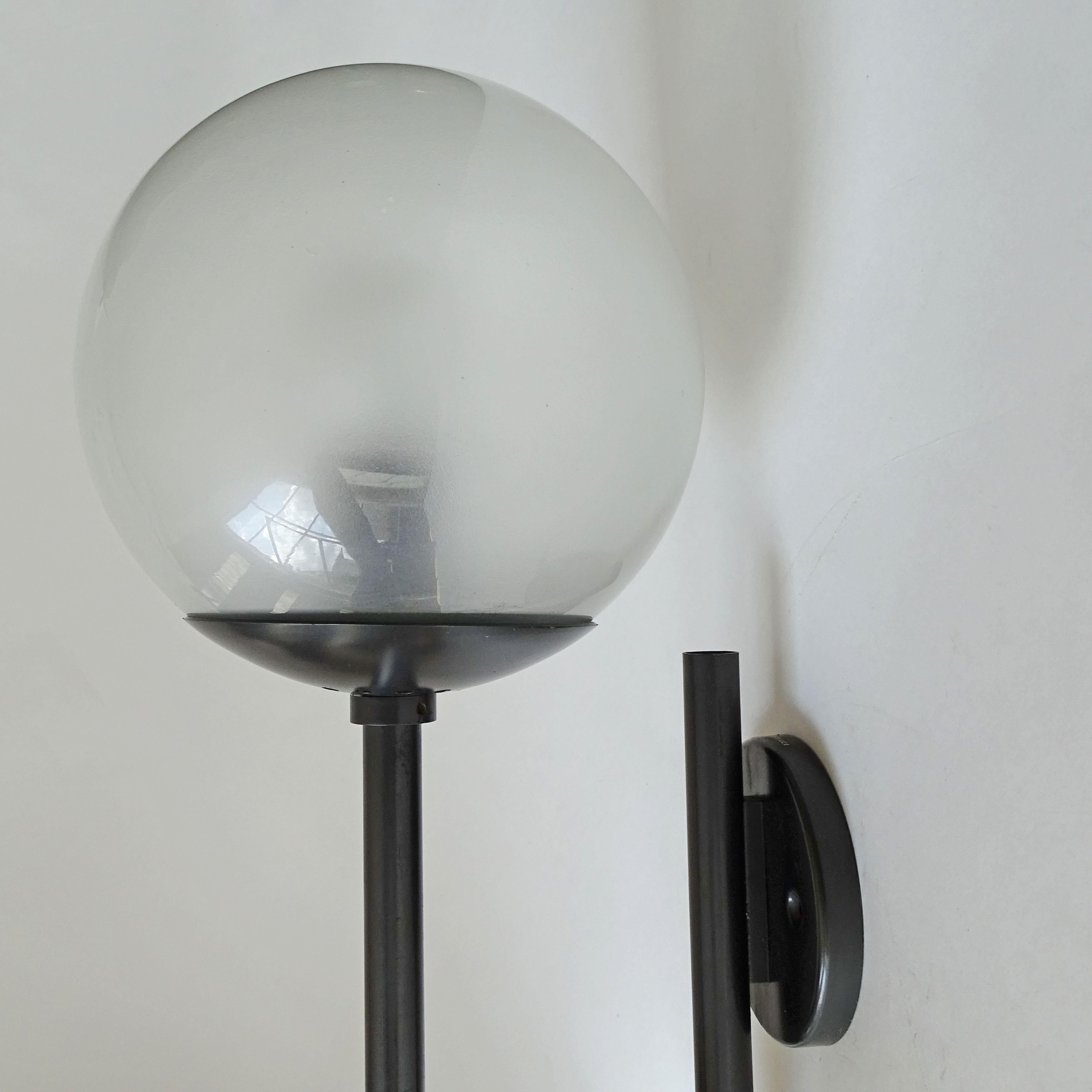 Sergio Asti, paire de lampes murales minimalistes pour Arteluce, Italie, 1966 Excellent état - En vente à Milan, IT