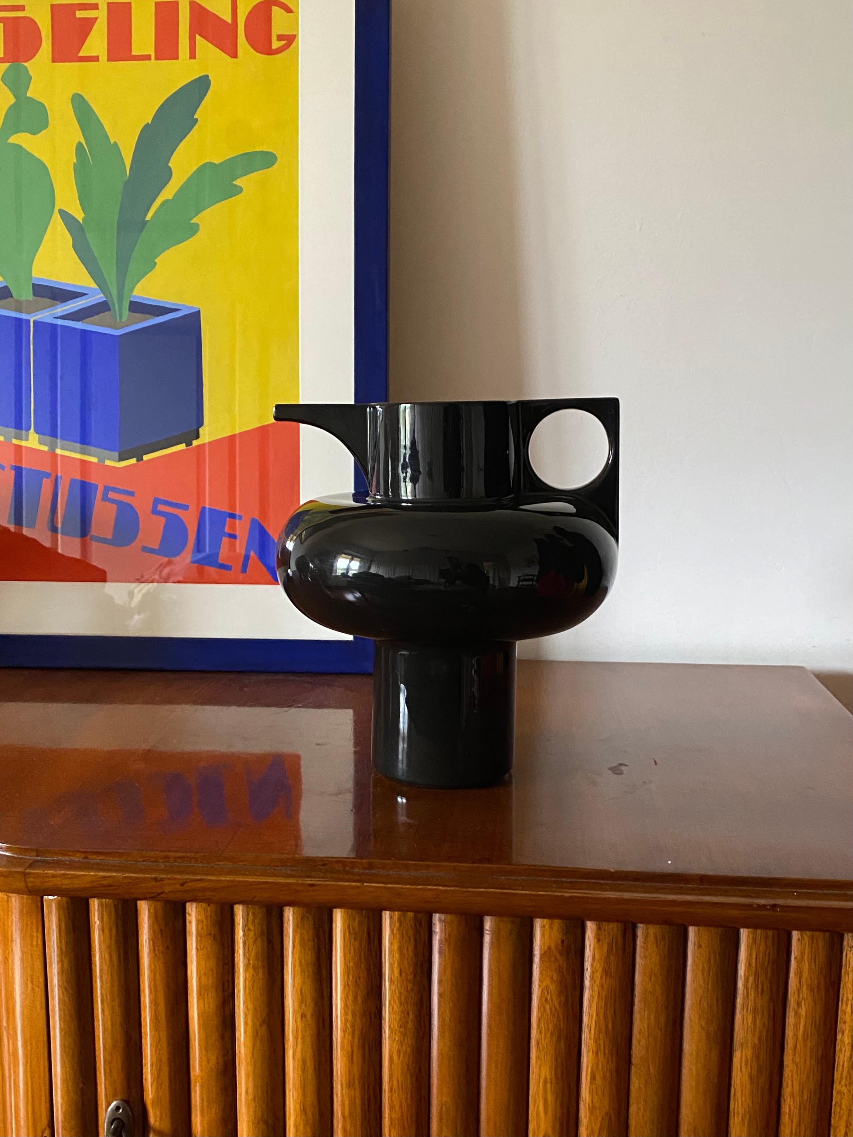 Modern black ceramic vase / pitcher designed by Sergio Asti

Cedit Italy 1969

H 27.5 cm x 27 cm diam.

Conditions: good consistent with age and use, two small chips on one side, please check the last pictures.