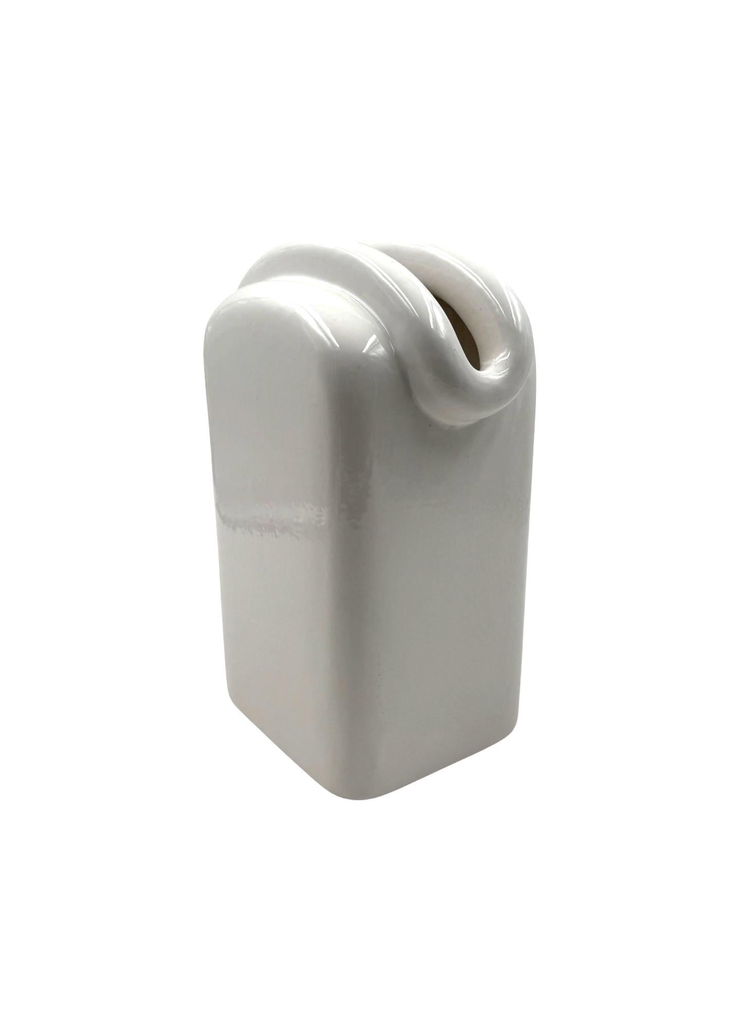 Space age ceramic vase designed by Sergio Asti

Sergio Asti, Gabbianelli Italy ca. 1970

Marked under the base. Gabbianelli

H 28.5 cm - 20.5 × 13.5 cm

Conditions: excellent consistent with age and use.