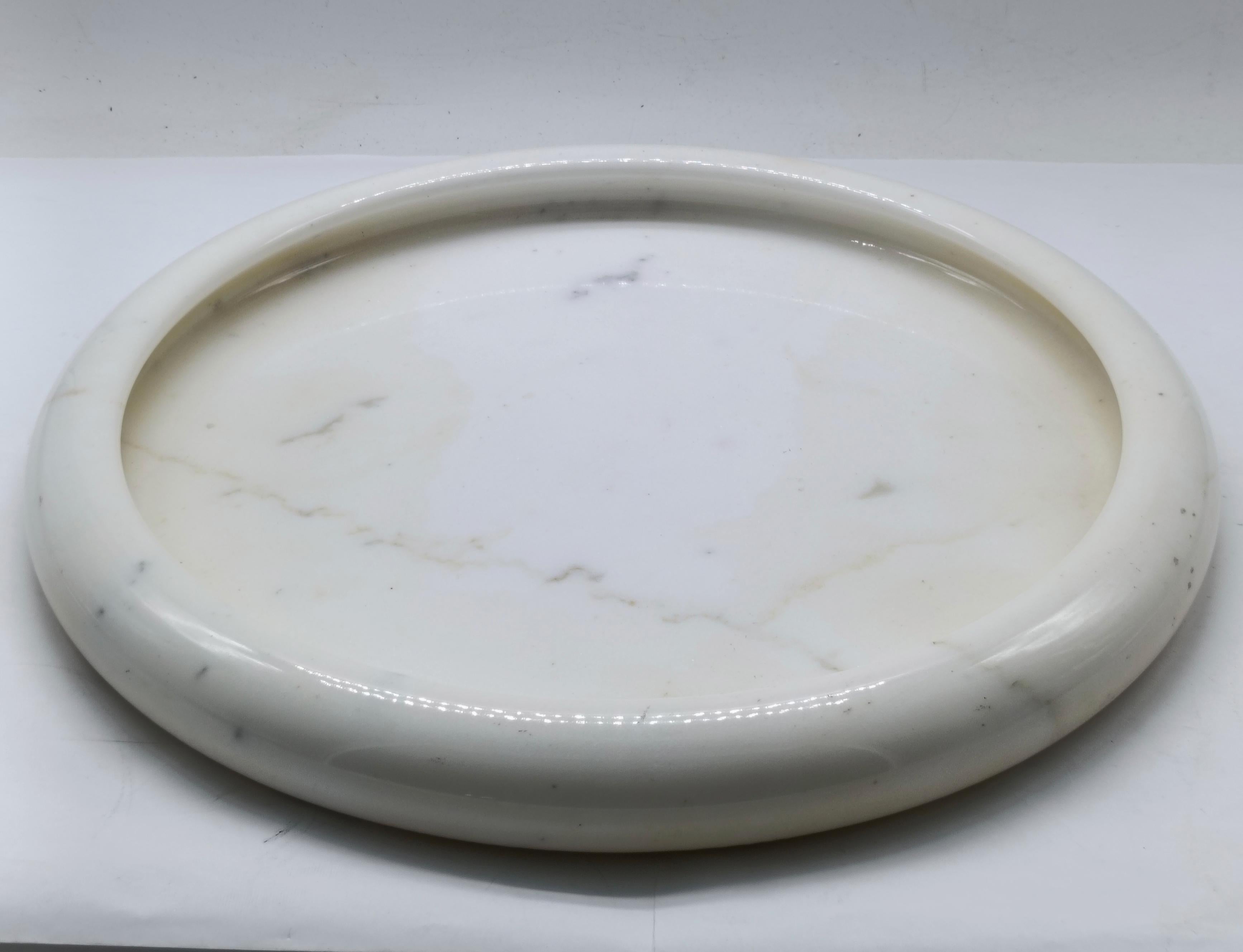 Bellissimo centrotavola/Svuotatasche  in marmo di Carrara bianco degli anni 70 disegnato da Sergio Asti per il  Gruppo Up & Up che  riunisce vari artisti come Achille Castiglioni, Michele de Lucchi, Enzo Mari, Matteo Thun, Ettore Sottsass e molti