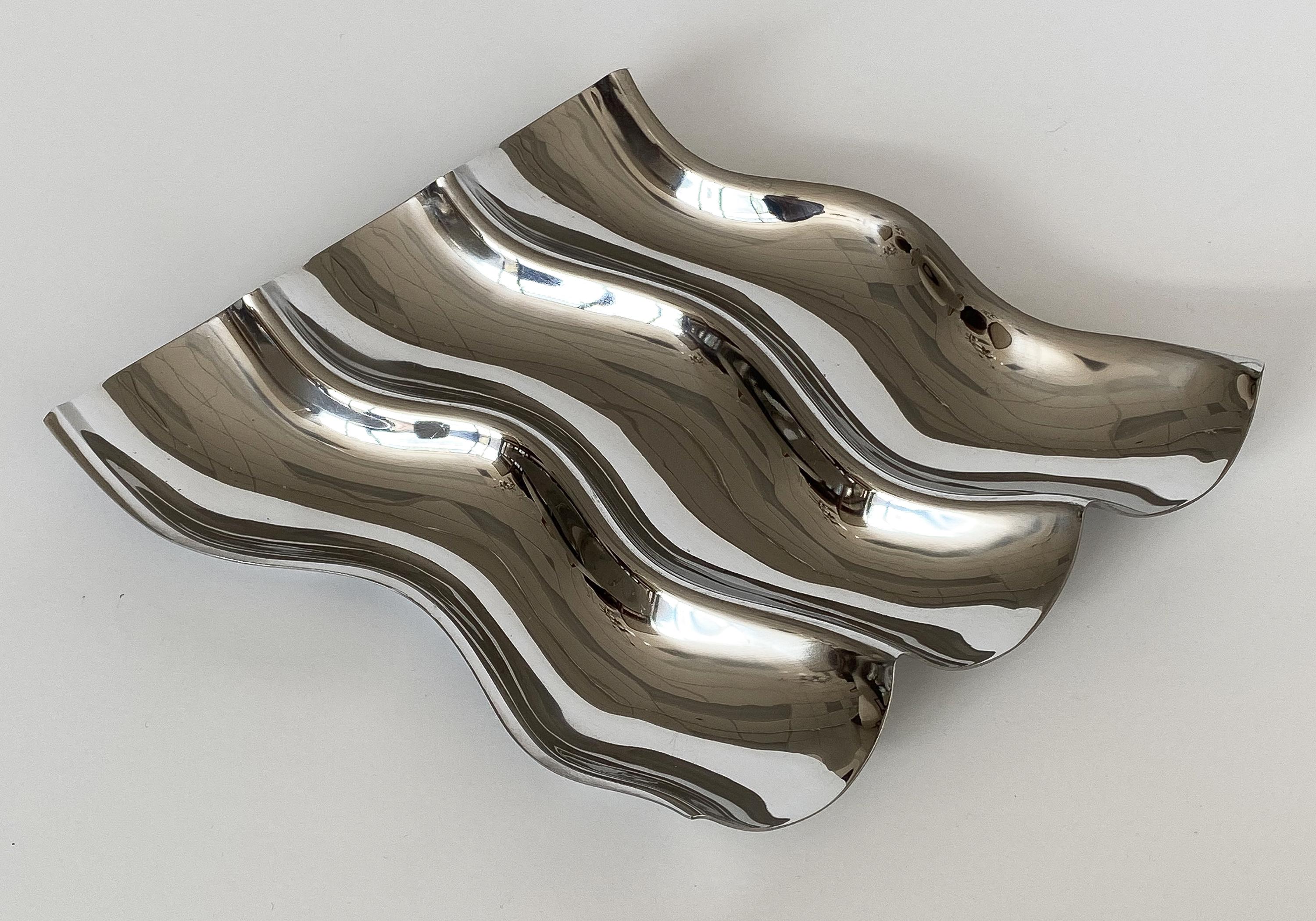 A Sergio Asti stainless steel tray / vide poche for ICM, Italy, circa 1970s. The stainless steel tray / dish is marked ICM inox 18-10-ITALY on the bottom. This is the Boca pattern by ICM. A wave-like shape with three separated sections. This tray