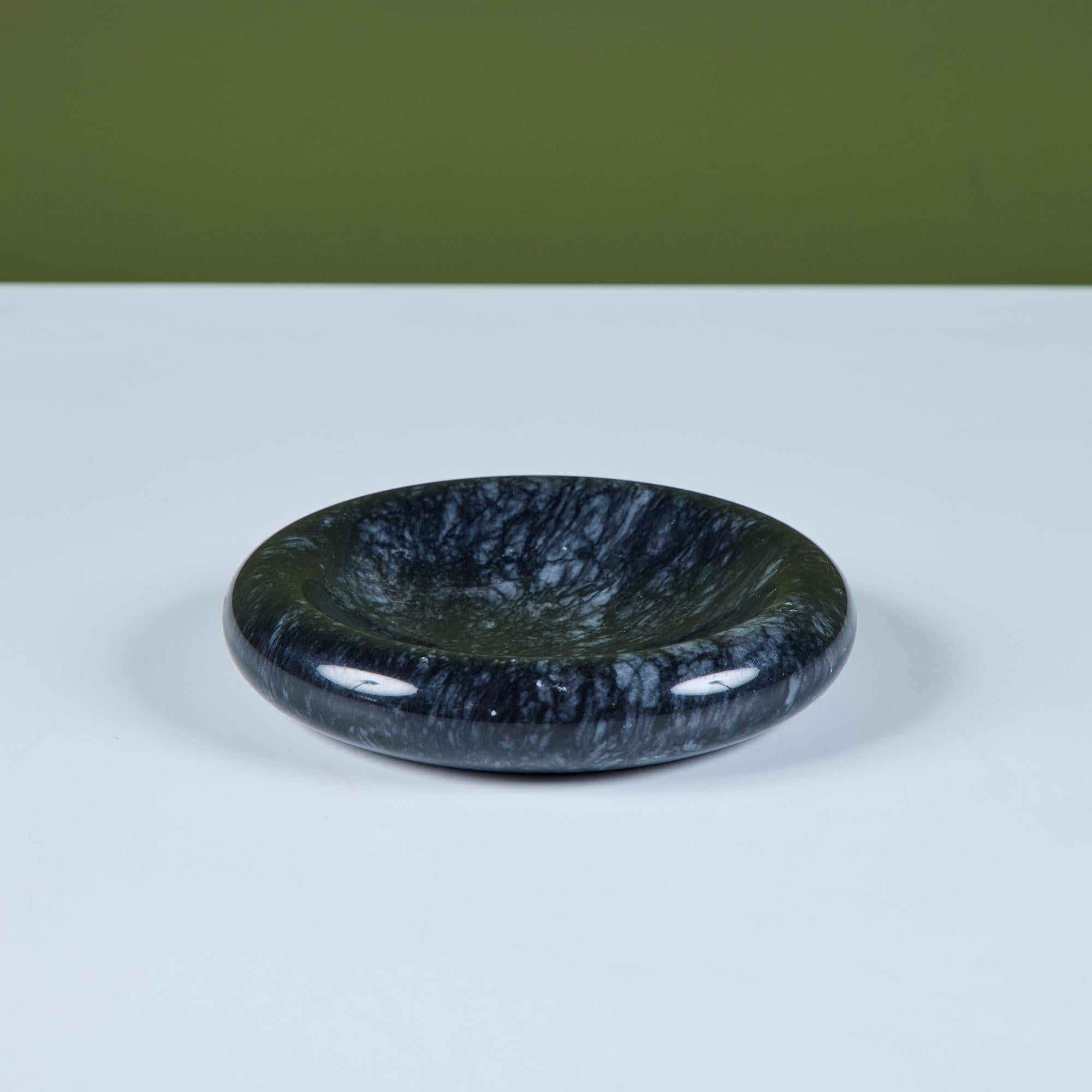 Vide poche in marmo nero nello stile di Sergio Asti, anni '70 circa. Il piatto rotondo presenta curve morbide e un marmo nero lucido con venature color crema.

Dimensioni
6