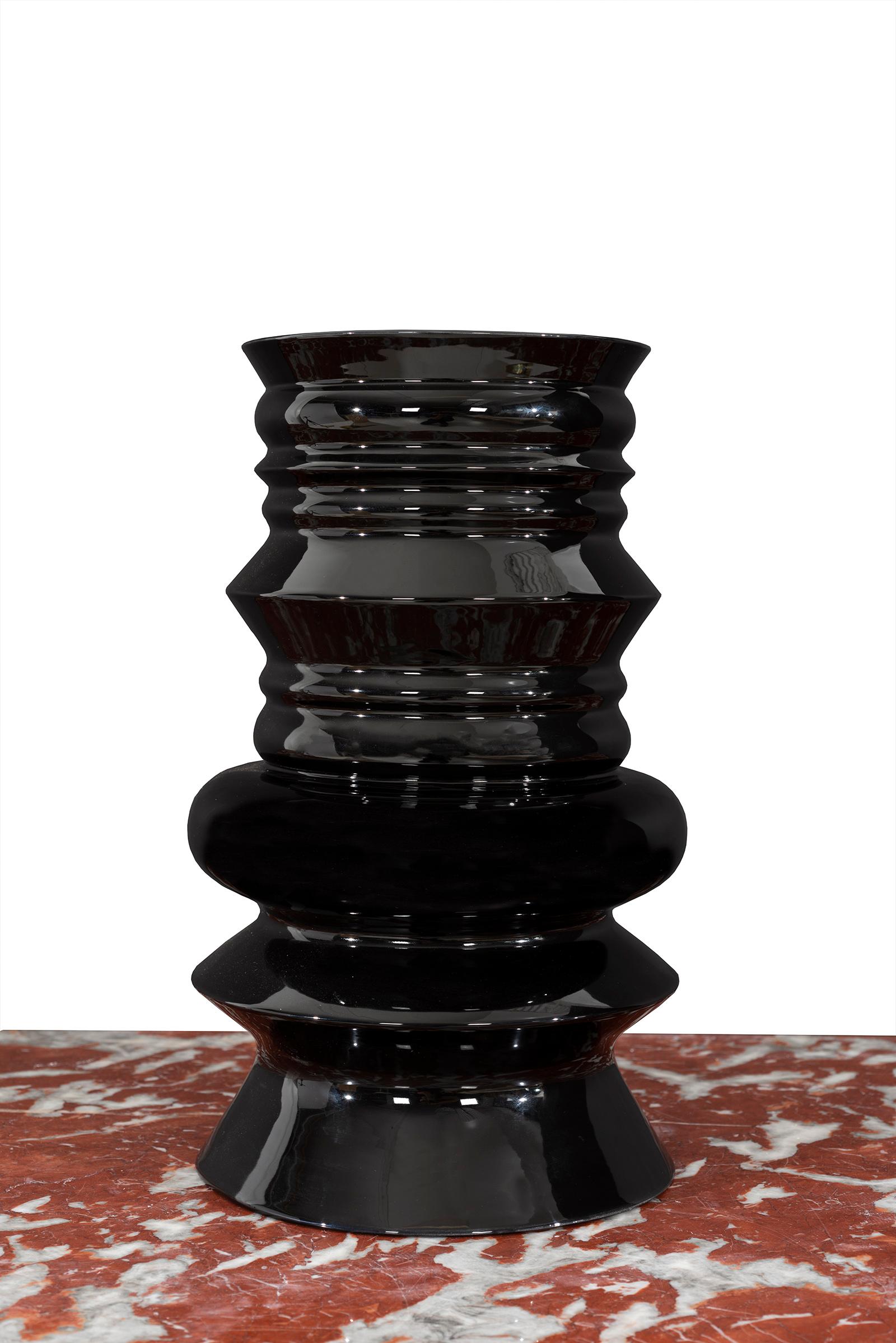 Vaso Jaipur di Sergio Asti della collezione Toky, Superego Editions
Questo esemplare è il numero 11 dell'edizione di 50 esemplari. Firma ed edizione smaltate sul lato inferiore: [Jaipur N. 11/50]. Firmato con marchio del produttore impresso sul lato