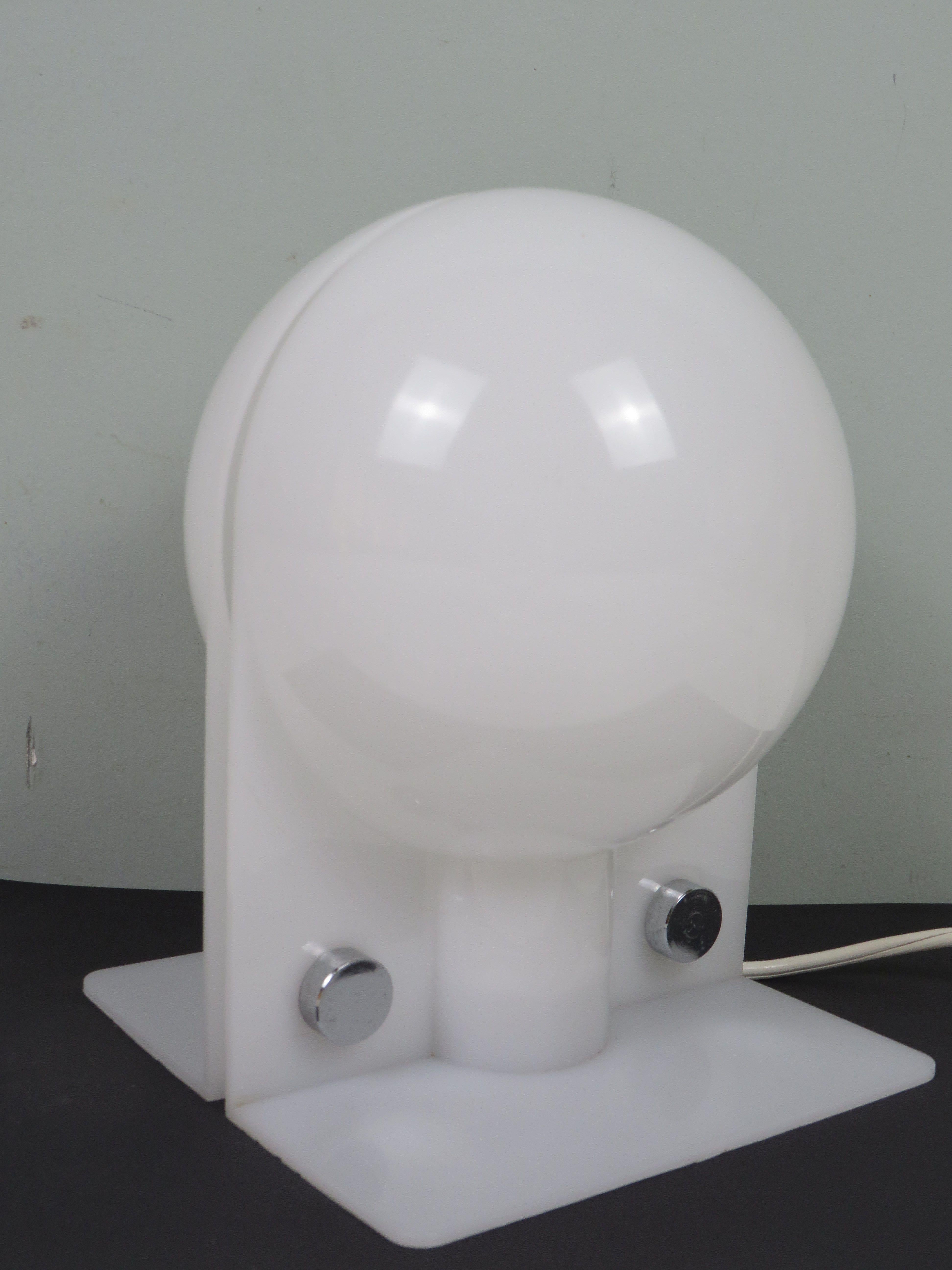 Sergio Brazzoli for Guzzini, Iconic 1970s Space Age Table Lamp, Italy Era espacial en venta