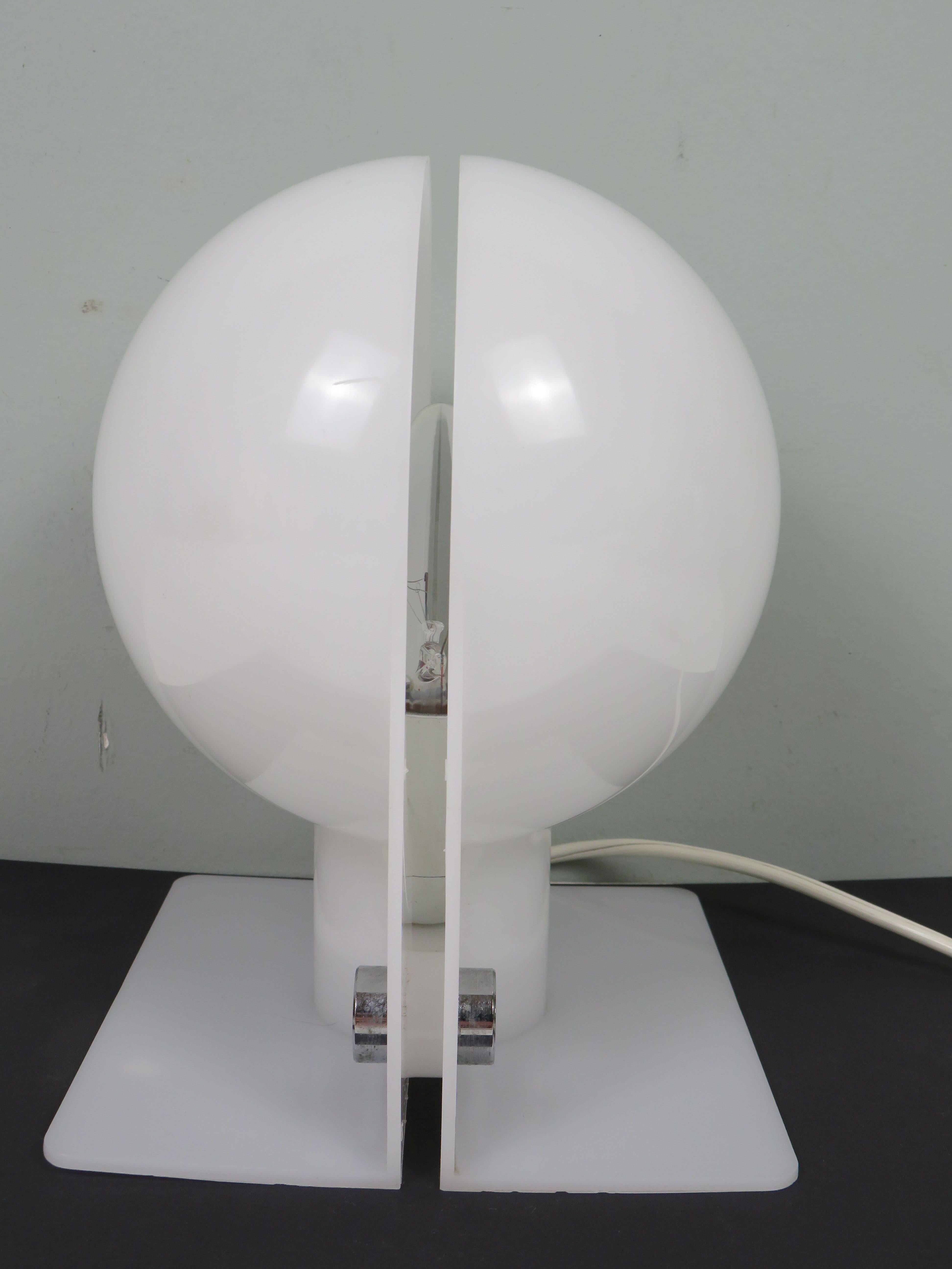 Sergio Brazzoli for Guzzini, Iconic 1970s Space Age Table Lamp, Italy Italiano en venta