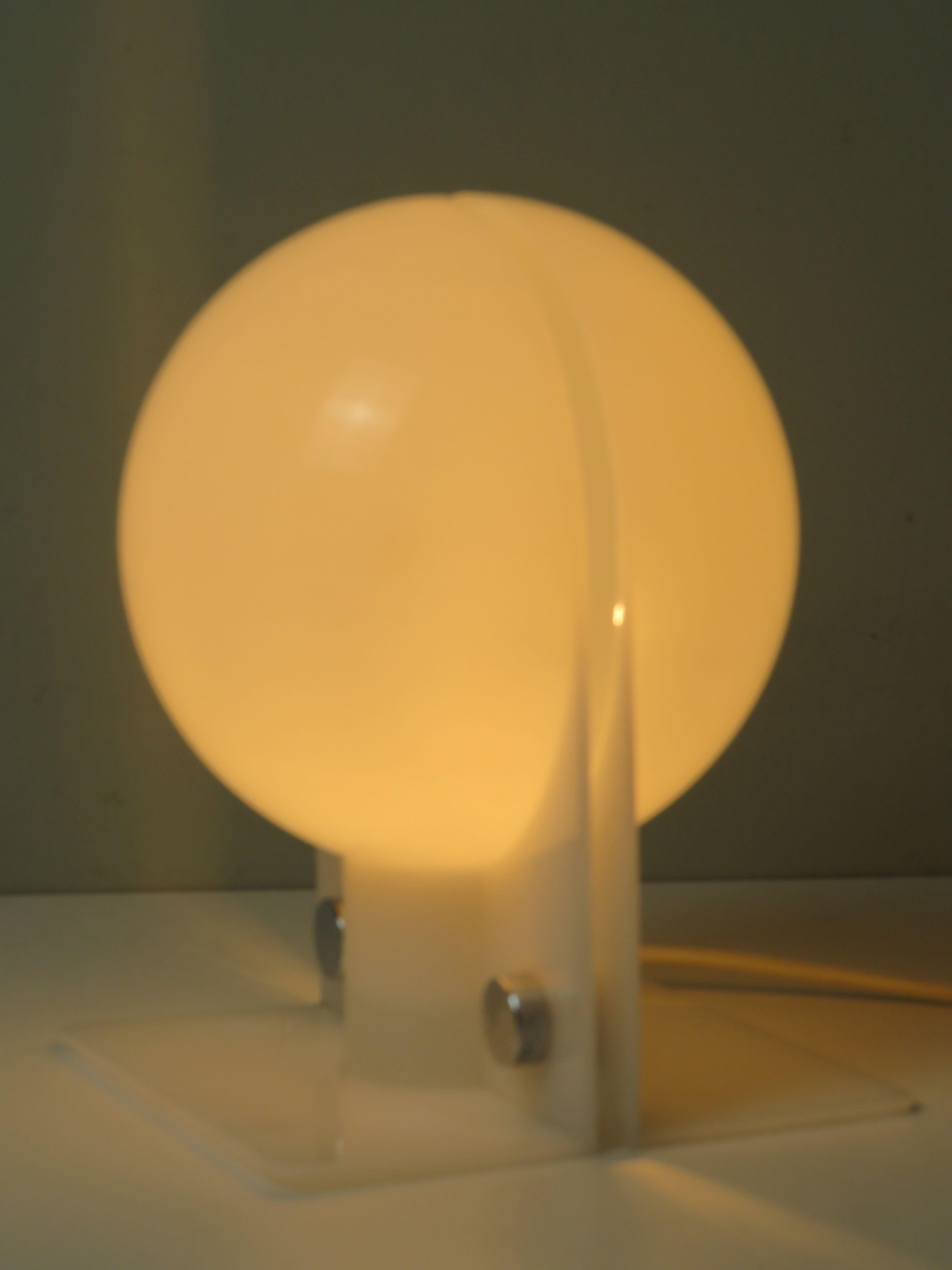 Sergio Brazzoli for Guzzini, Iconic 1970s Space Age Table Lamp, Italy en Bueno estado para la venta en Herentals, BE