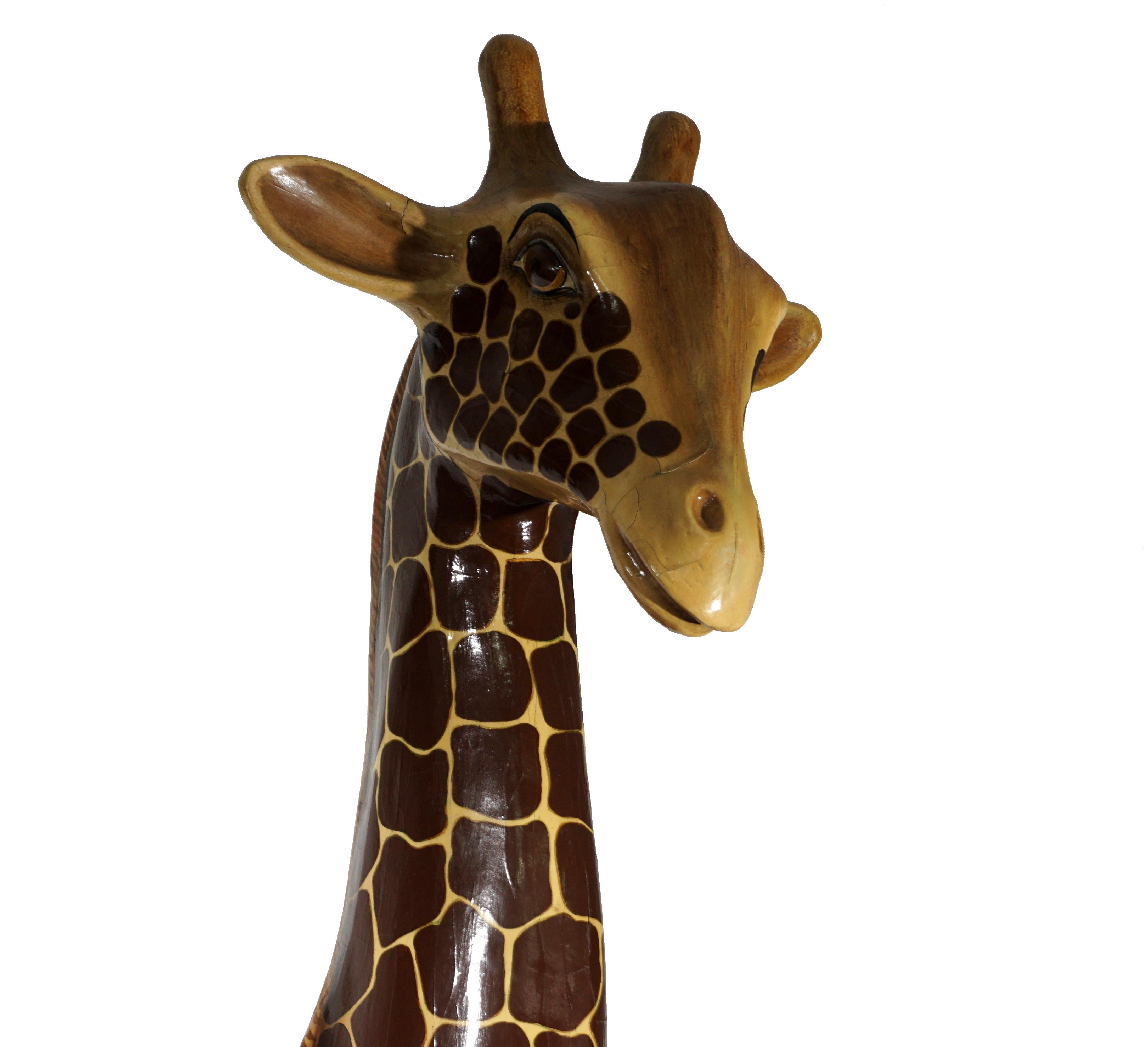 Schöne handgefertigte Pappmaché-Büste einer Giraffe des mexikanischen Künstlers Sergio Bustamante aus den 1970er Jahren.
Insgesamt guter Zustand, die Rissbildung ist normal mit dem Alter und ist gut integriert.