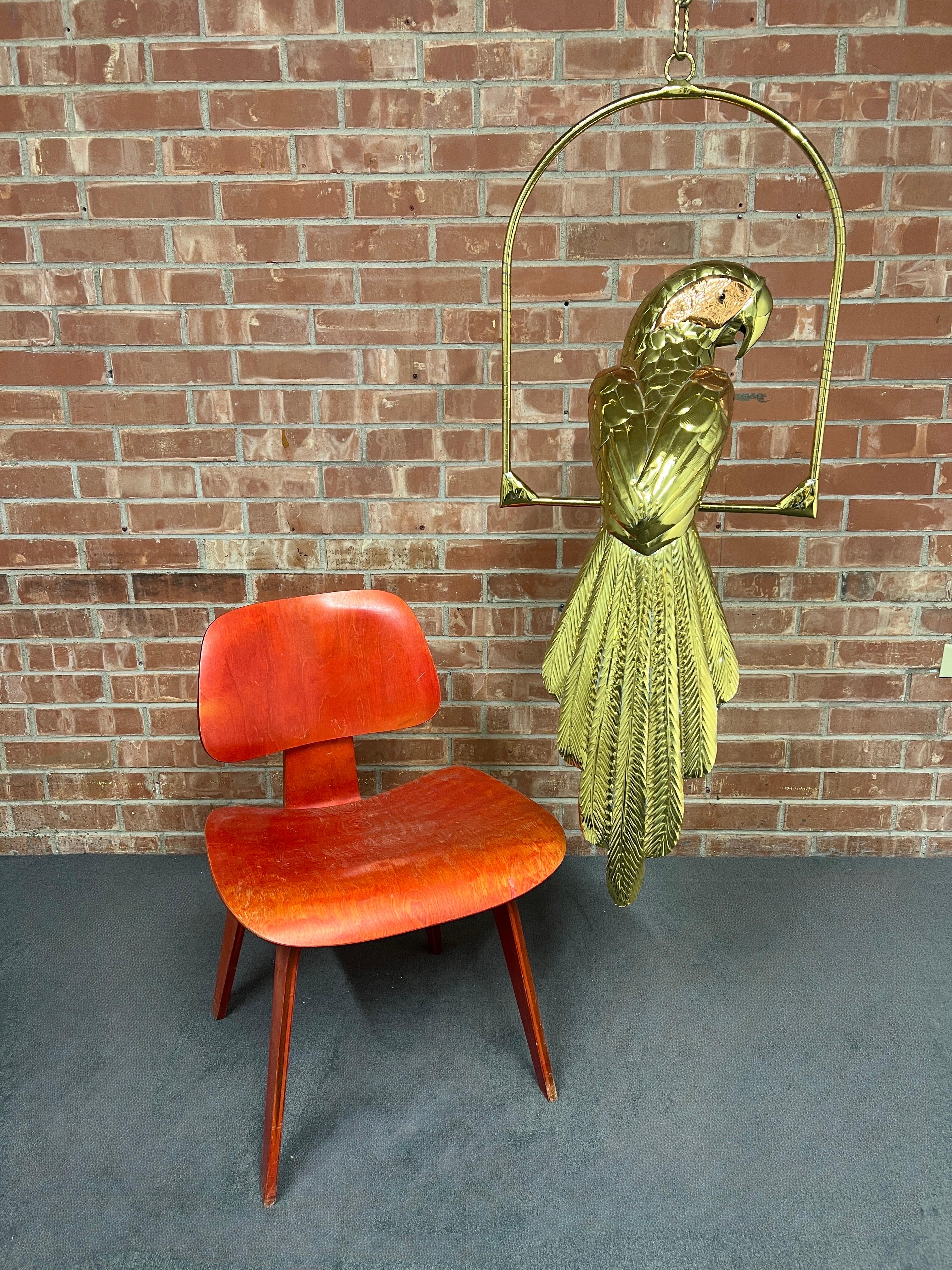 Sergio Bustamante Messing Papagei auf Schaukel - Mid-Century Modern Mexican Folk Art (Metall) im Angebot