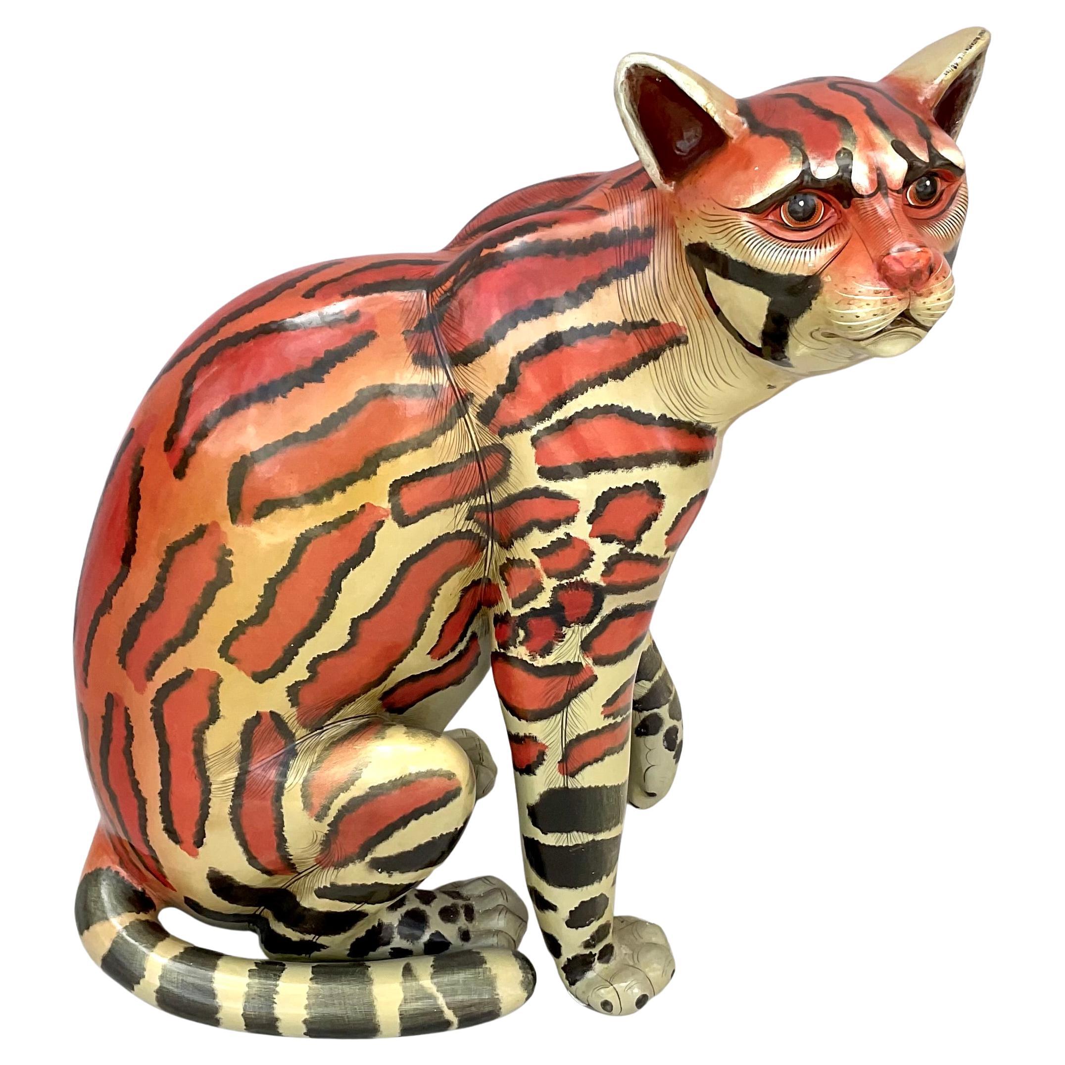 Impresionante escultura de jaguar de papel maché a tamaño natural de Sergio Bustamante de finales del siglo XX.  Bustamante es un renombrado artista mexicano célebre por su estilo distintivo y la atención al detalle en sus esculturas de animales.