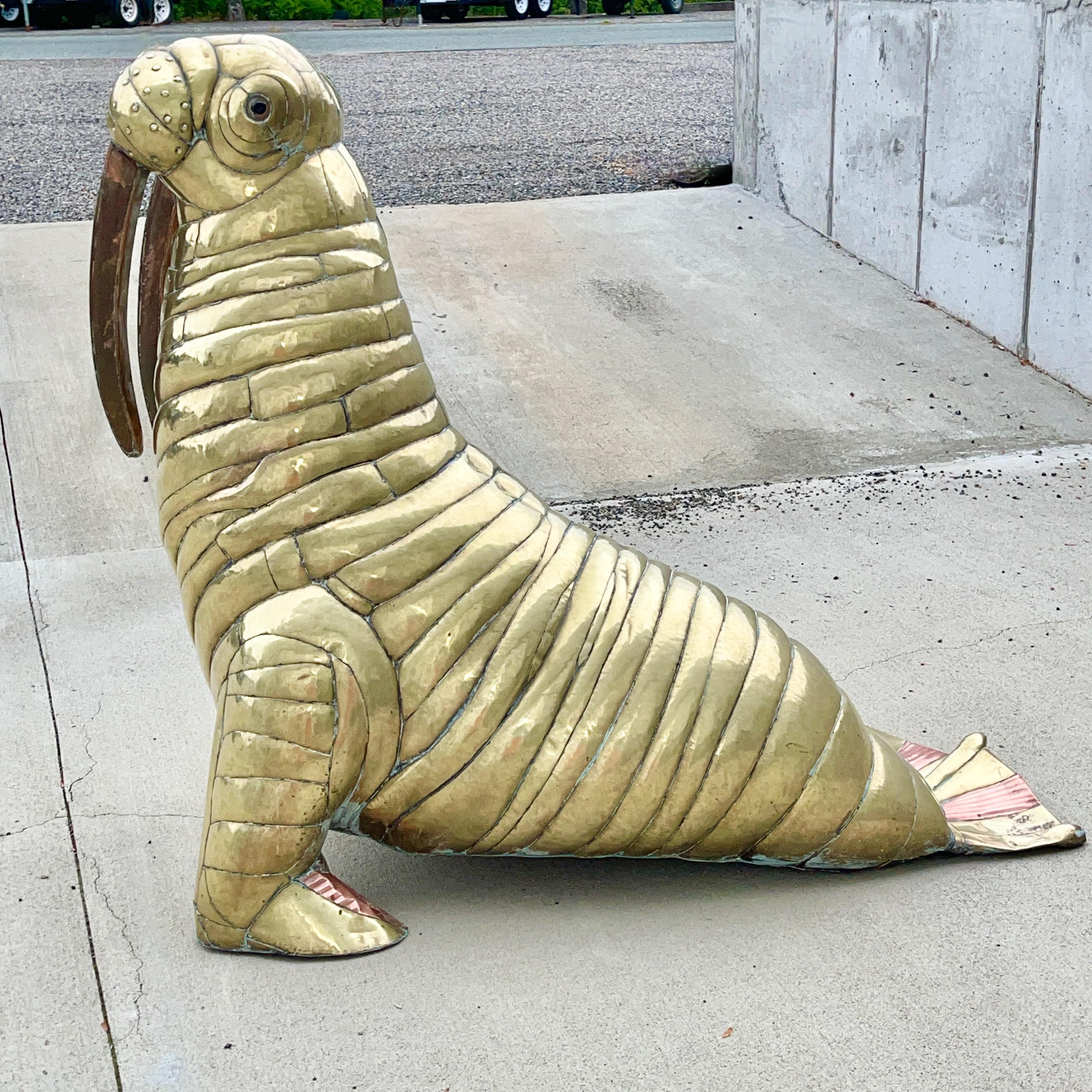 Sculpture grandeur nature en laiton et cuivre d'un morse créée par Sergio Bustamante du Mexique vers les années 1960.
Il fait partie de sa ménagerie magique de créatures en laiton poli.
Très bon état avec une bonne stabilité et une usure mineure et