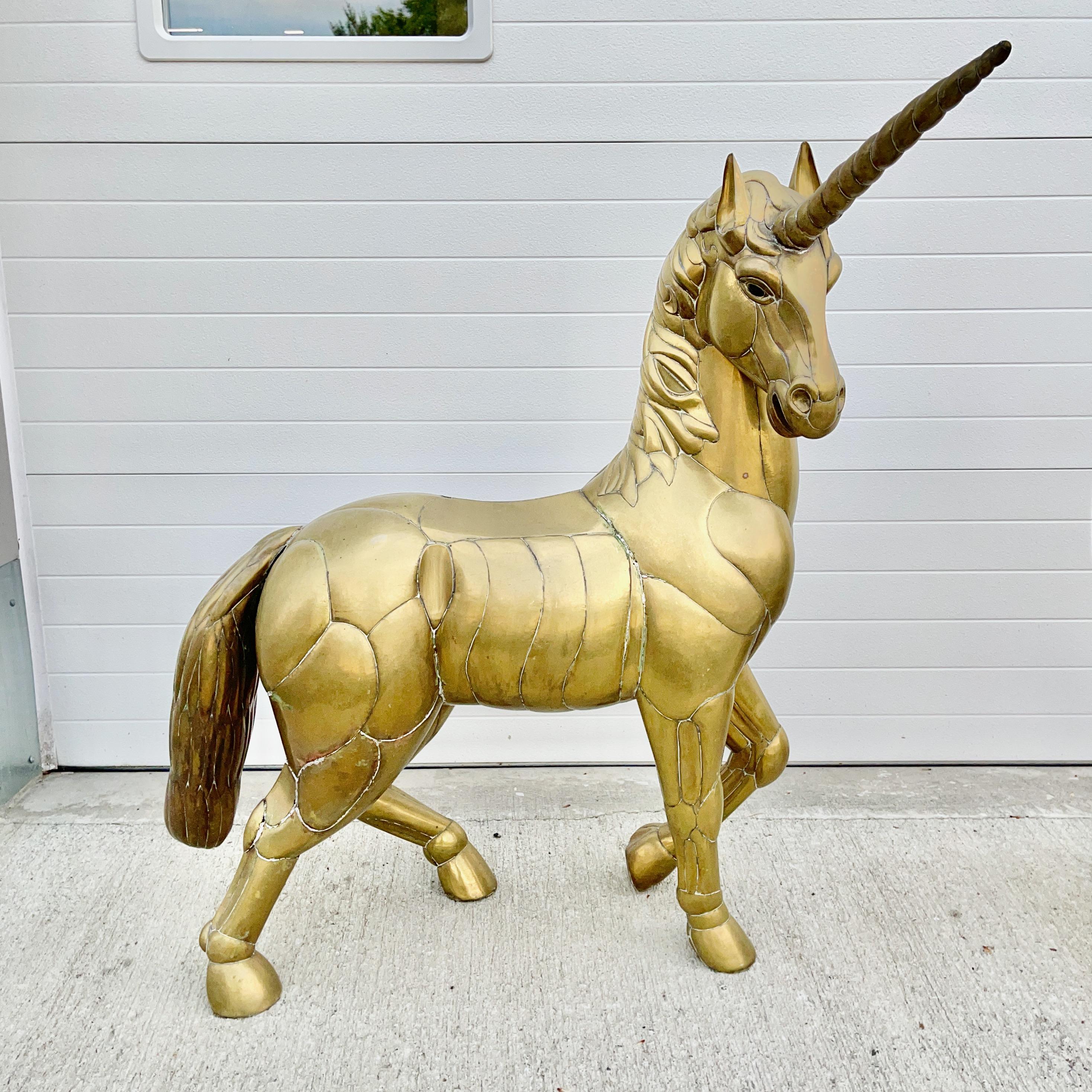 Sergio Bustamante unicornio de pie de latón a tamaño natural firmado, Sergio Bustamante (Tonalá, México, n. 1949). Numerada 24/100.
Consulta nuestro listado independiente de la morsa y el caballito de mar de latón de tamaño natural de Sergio