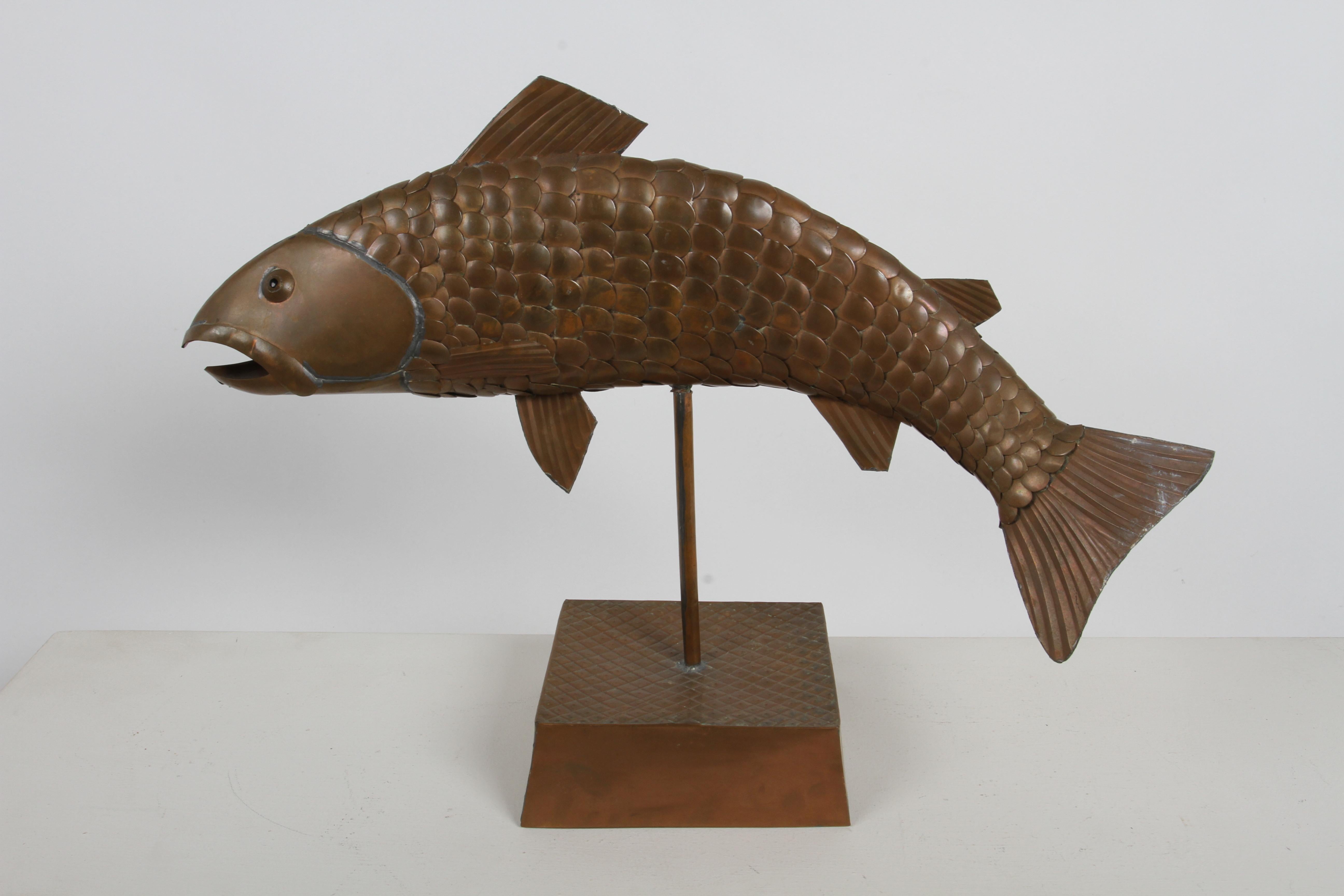 Künstler Sergio Bustamante Mexikaner ( 1934-2014 ) montiert Skulptur eines Fisches aus Kupfer mit Kupferschuppen auf erhöhtem Sockel.  Signiert und nummeriert in schwarzer Tinte, Sergio Bustamante, Auflage # 33/100. 