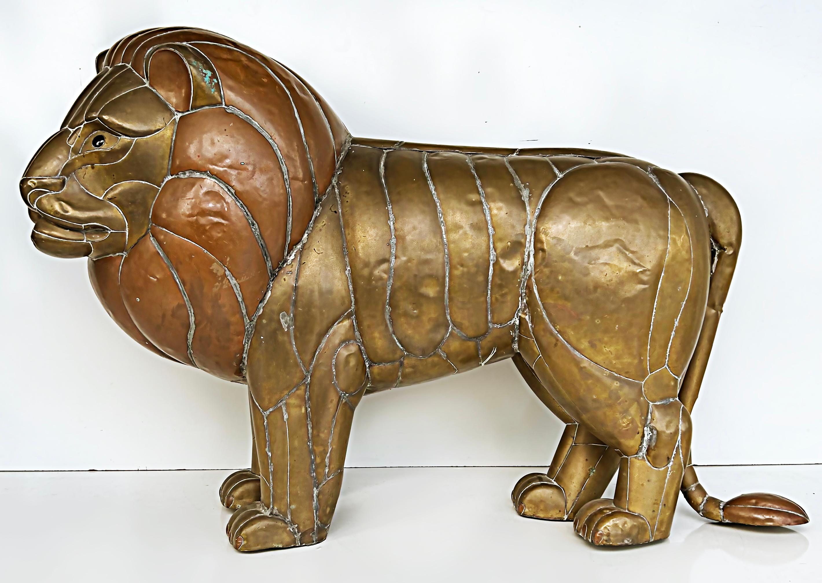 Lebensgroße Sergio Bustamante Mexican Modern Mixed Metal Lion Skulptur (Moderne der Mitte des Jahrhunderts) im Angebot
