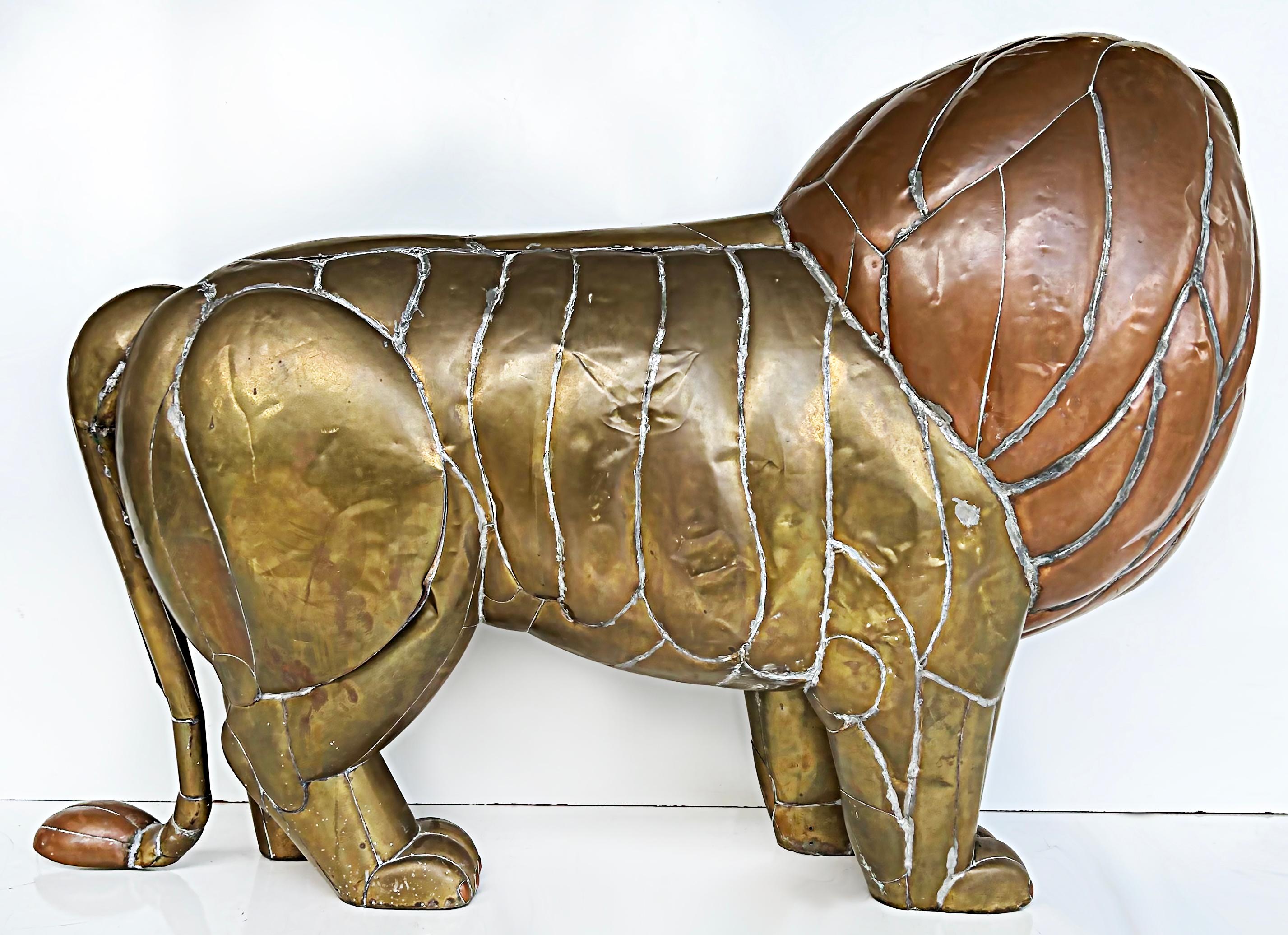 Lebensgroße Sergio Bustamante Mexican Modern Mixed Metal Lion Skulptur (Mexikanisch) im Angebot