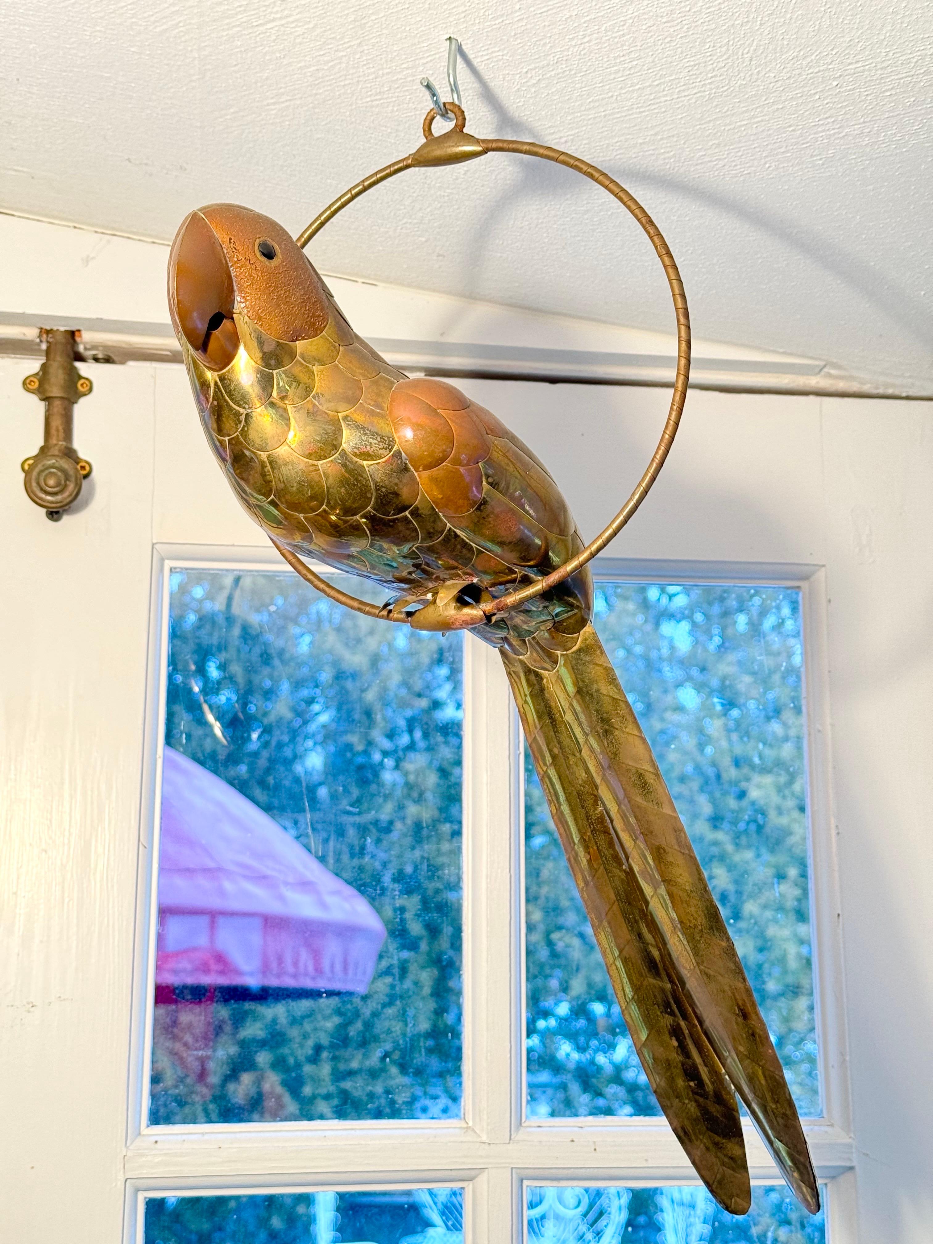 Sculpture de perroquet en métal mixte de Sergio Bustamante.  Parfait pour la maison de Palm Beach. Magnifique détail artistique d'un ami à plumes en laiton et cuivre sur son perchoir.