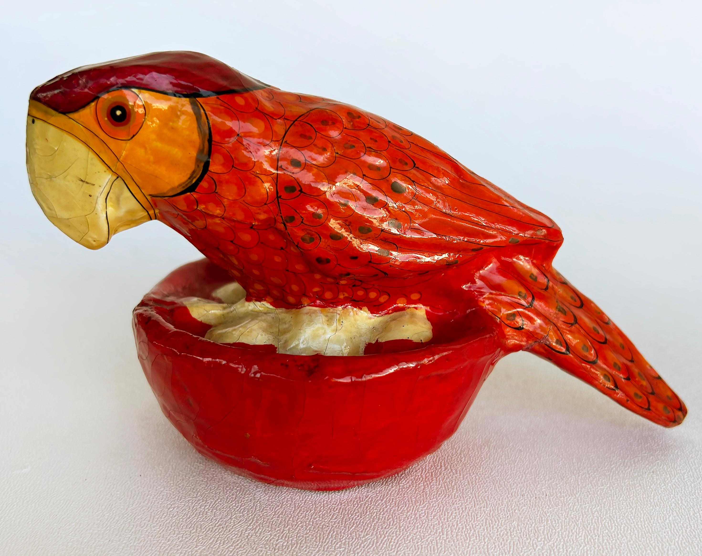 Sergio Bustamante Esculturas de papel maché,  Pájaro, loro en huevos y nidos en venta 5
