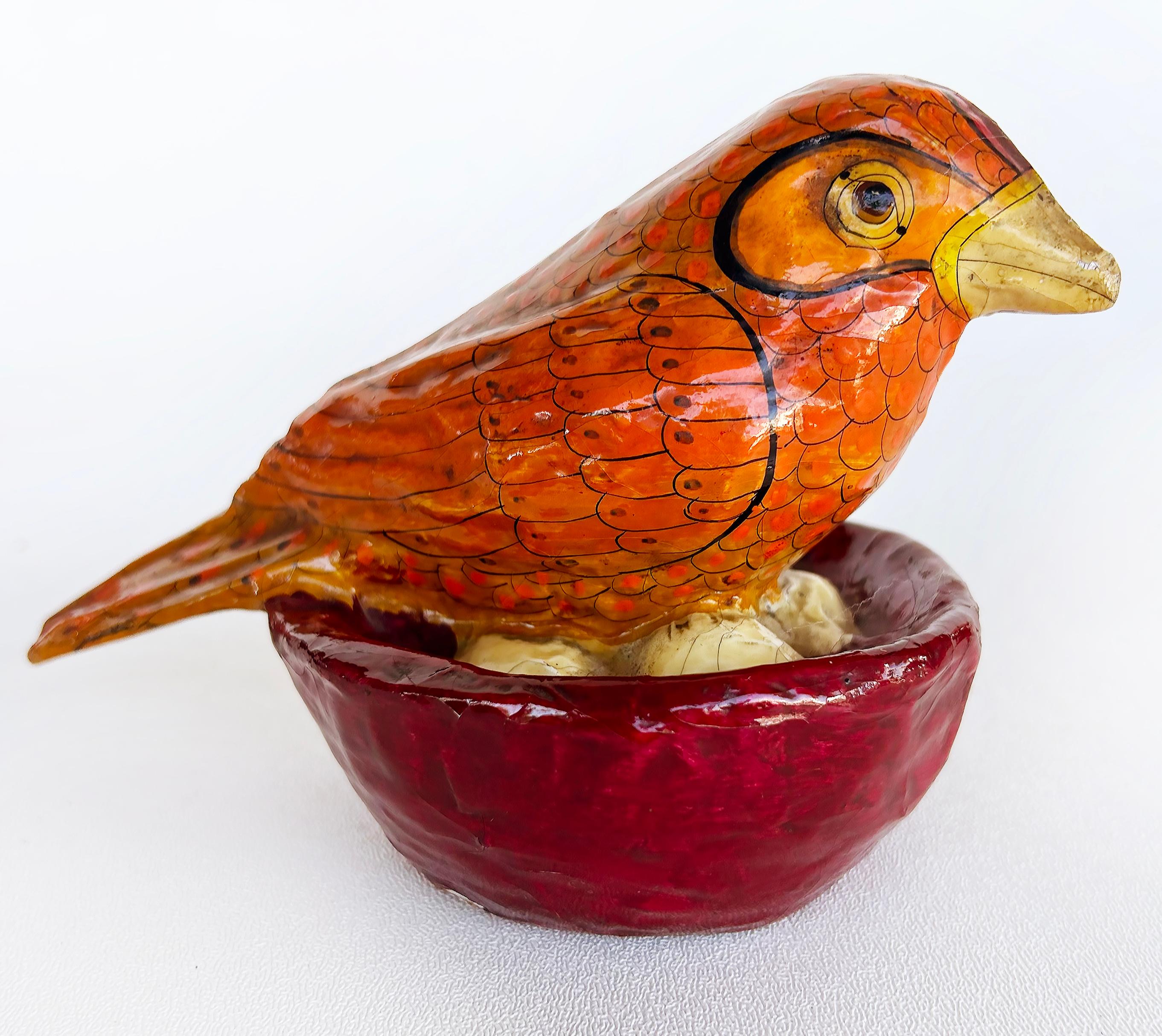 Sergio Bustamante Esculturas de papel maché,  Pájaro, loro en huevos y nidos en Bueno estado para la venta en Miami, FL