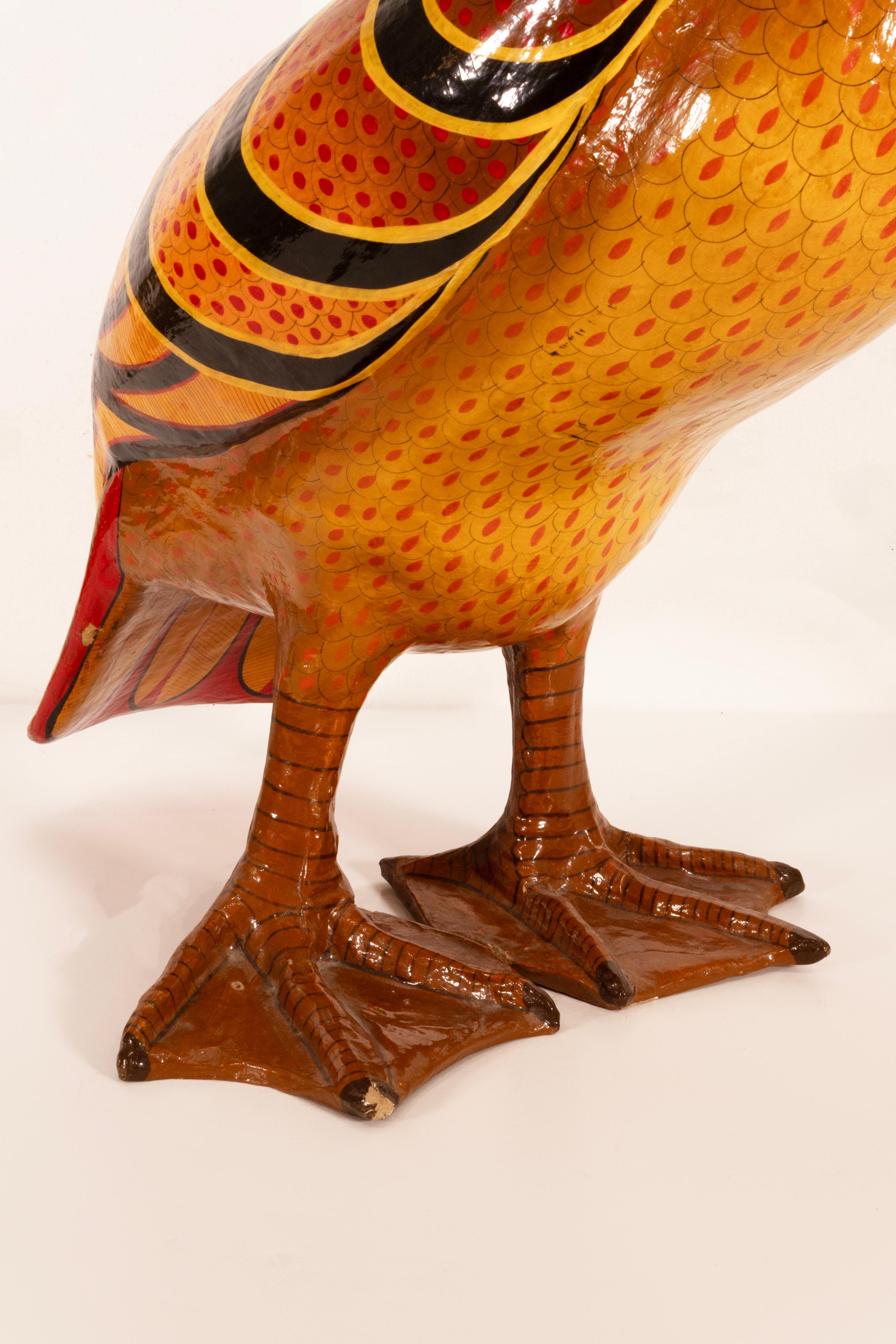 Escultura modernista de pelícano de papel maché pintada a mano por Sergio Bustamante. Firmado en el ala de la escultura con una anotación de 5/100. Una composición caprichosa que enciende el sentido del asombro y la curiosidad. De una colección