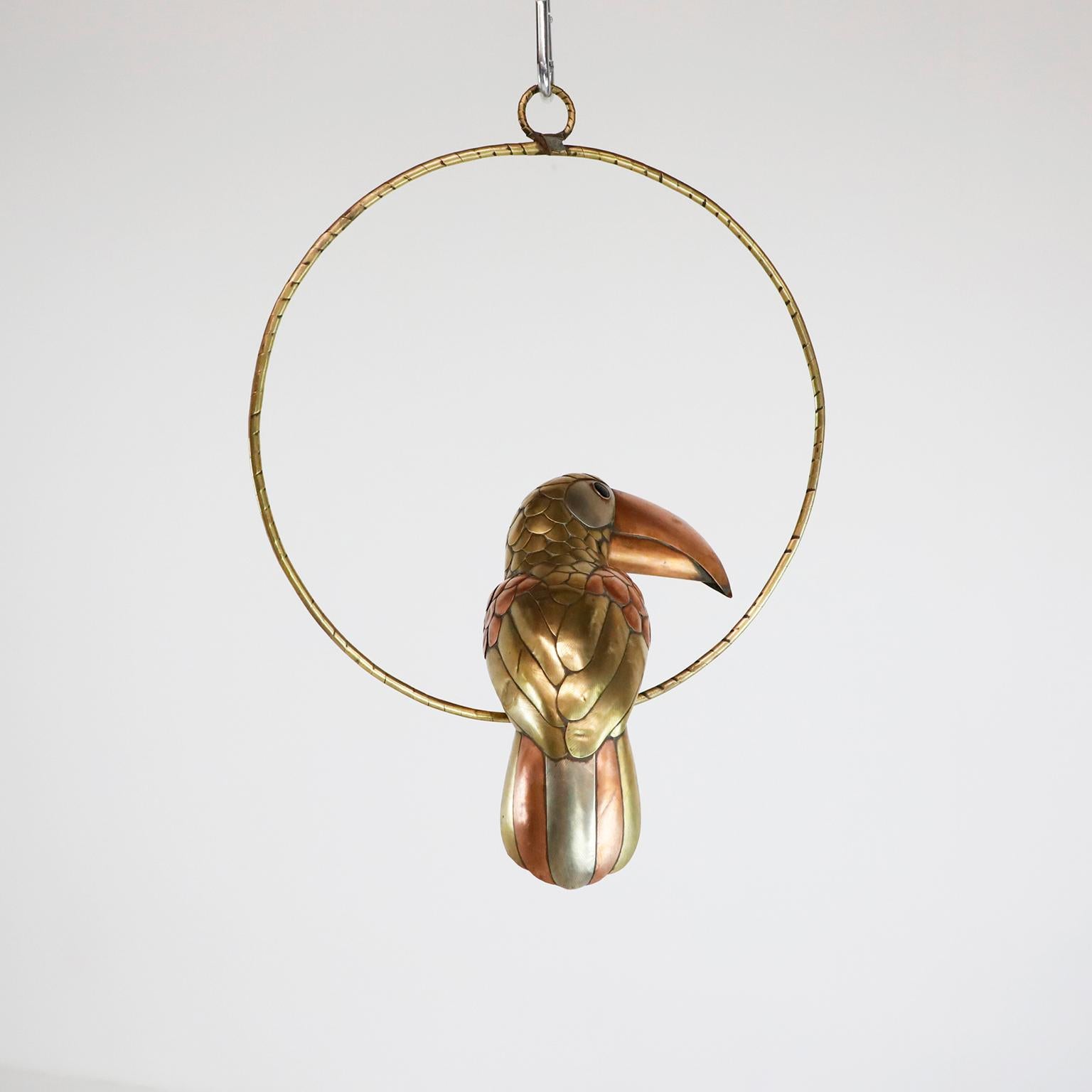 We offer this petite toucan sculpture by Mexican artist Sergio Bustamante, circa 1960 made in brass and copper with fantastic patina. Present some details.
 
 