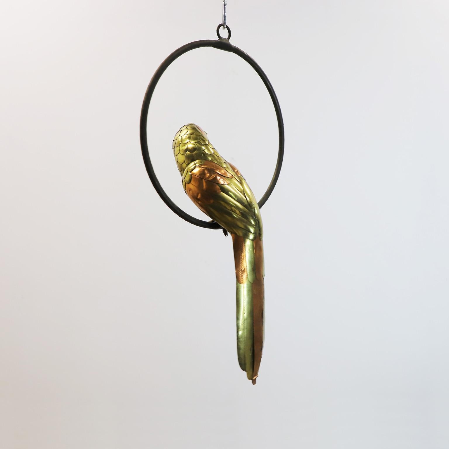 Wir bieten Ihnen diese Ara-Skulptur des mexikanischen Künstlers Sergio Bustamante, ca. 1960, aus Messing und Kupfer mit fantastischer Patina. Präsentieren Sie einige Details.
