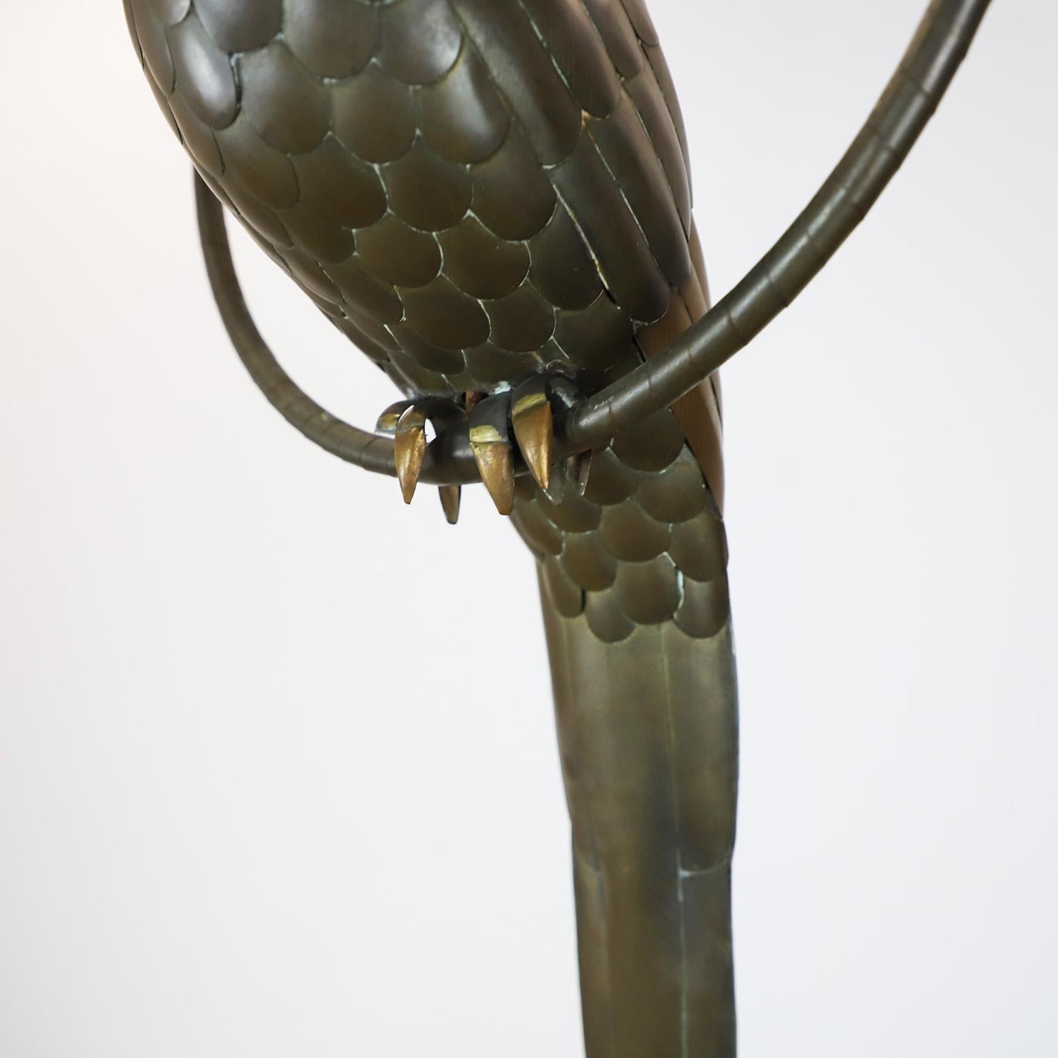 Nous vous proposons cette sculpture d'ara de l'artiste mexicain Sergio Bustamante, circa 1960, réalisée en laiton et cuivre avec une patine fantastique. Présenter quelques détails (image 3).